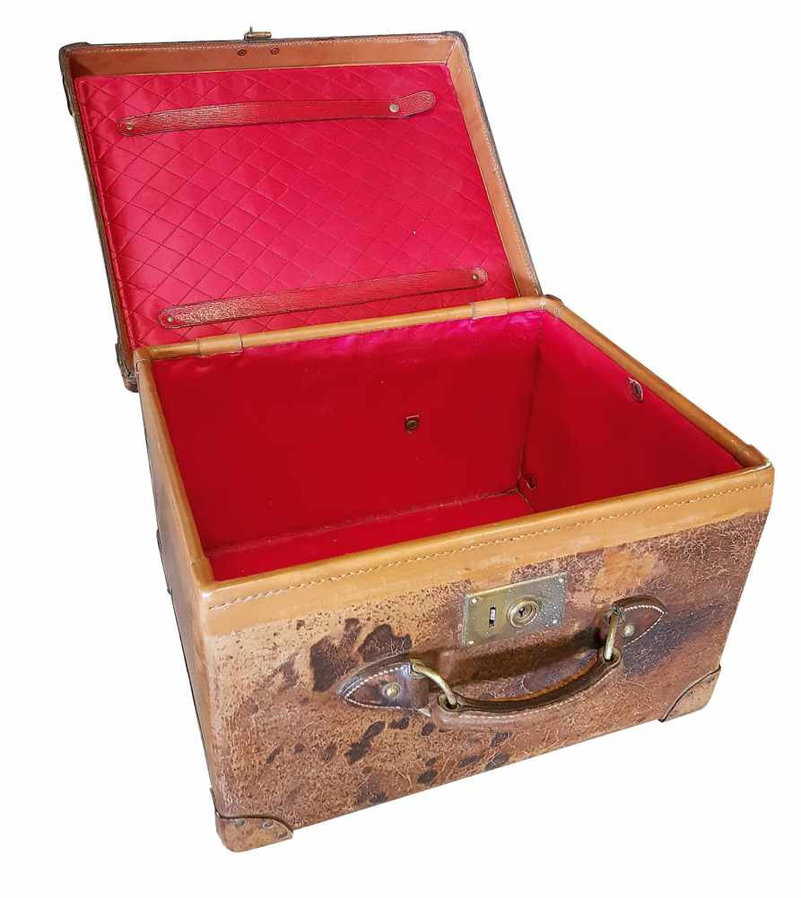 An antique SuitcaseAntiker Koffer. In gutem Zustand. 46cm breit, 28cm hoch, 37cm tief. An antique