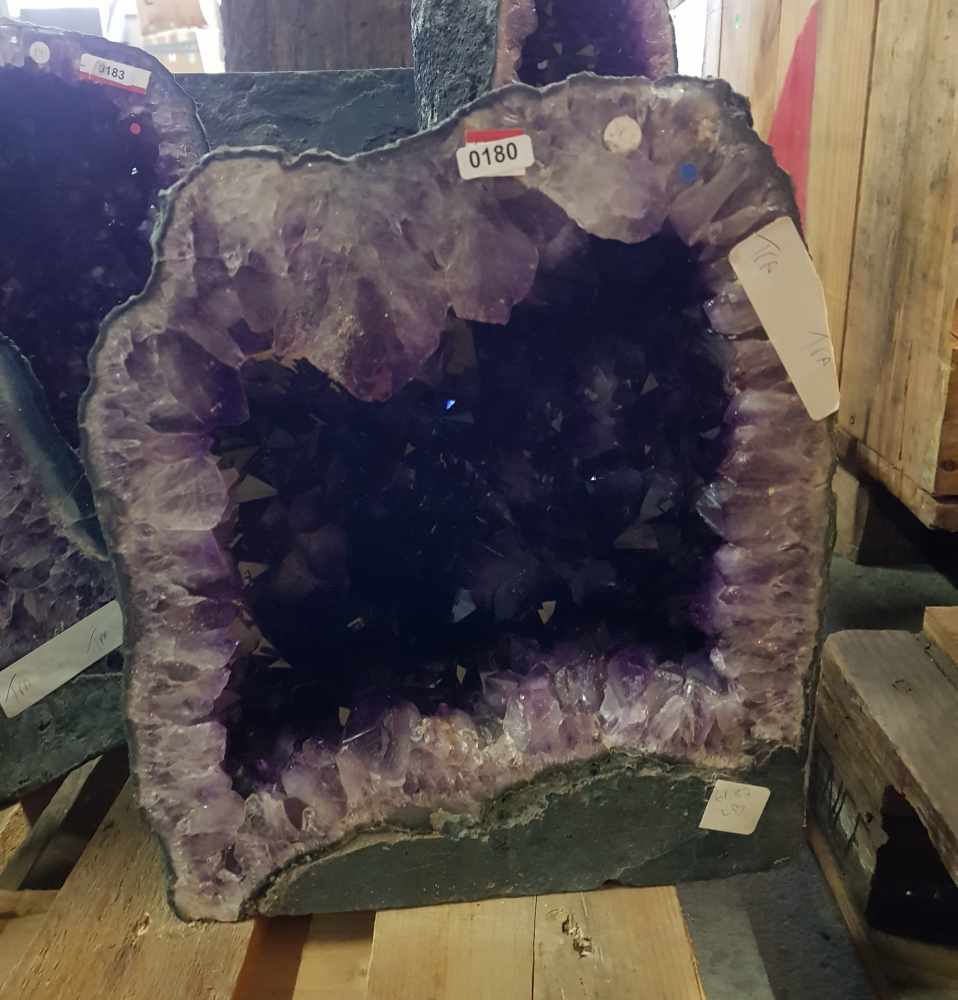 Amethyst-druse Amethyst-Druse. Herkunft: Brasilien. Gewicht: 28kg. Amethyst-druse. Origin: Brazil. - Image 4 of 4