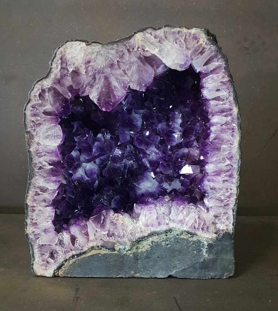 Amethyst-druse Amethyst-Druse. Herkunft: Brasilien. Gewicht: 28kg. Amethyst-druse. Origin: Brazil. - Image 3 of 4