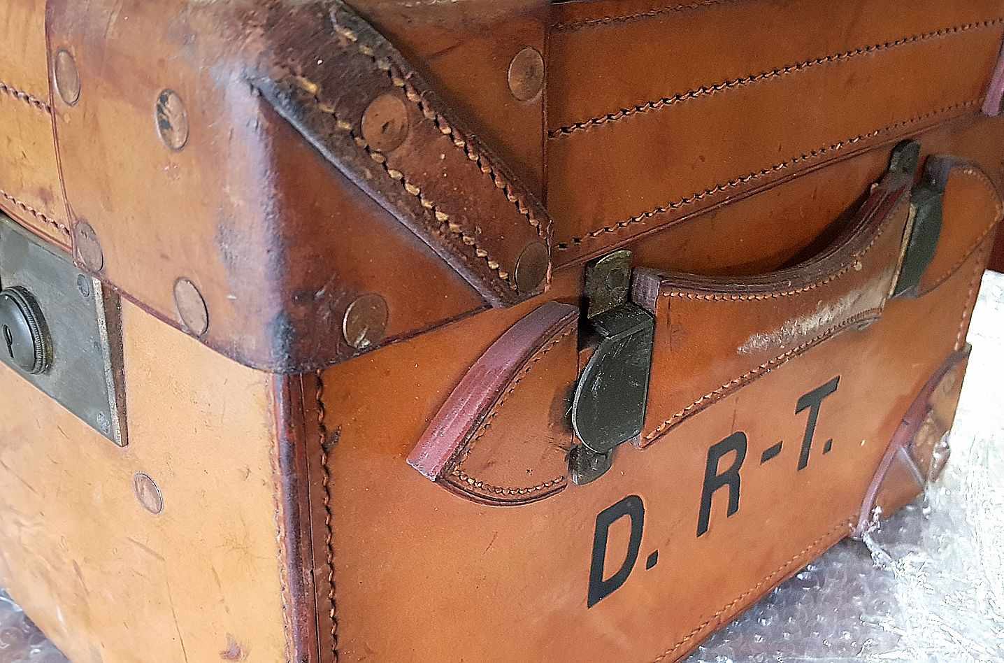 Suitcase, marked J. D. Ridley-ThompsonLeder Koffer, bezeichnet «J. D. Ridley-Thompson». 67cm - Image 2 of 5