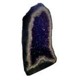 Amethyst-druse Amethyst-Druse. Herkunft: Brasilien. Gewicht: 67kg. Amethyst-druse. Origin: Brazil.