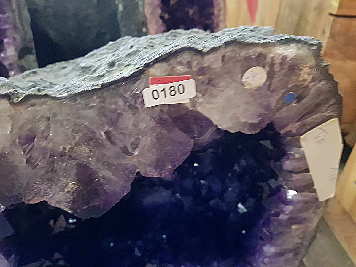 Amethyst-druse Amethyst-Druse. Herkunft: Brasilien. Gewicht: 28kg. Amethyst-druse. Origin: Brazil. - Image 2 of 4