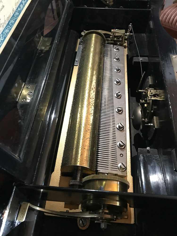 Mandoline Cylinder Musical Box, made in Geneva, with a clockwork in the front of the - Image 2 of 6