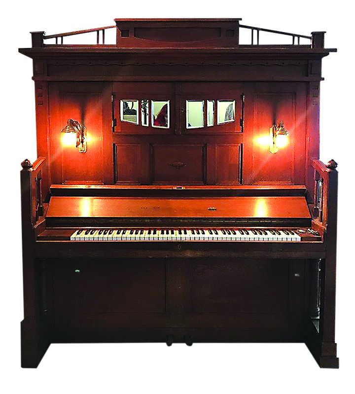 An Orchestrion Weber UnikaOrchestrion «Weber Unika». Das Instrument spielt Piano und Violine. Die