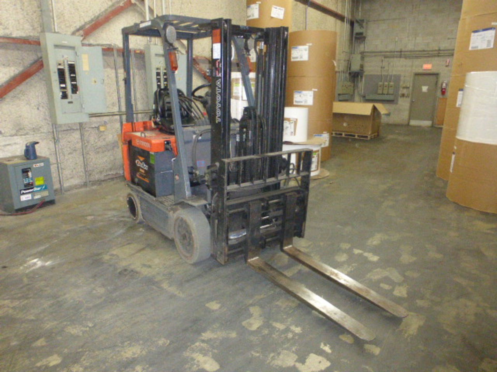 2008 TOYOTA 7FBCU25 3 STAGE ELECTRIC FORKLIFT W/CHARGER - Image 2 of 5