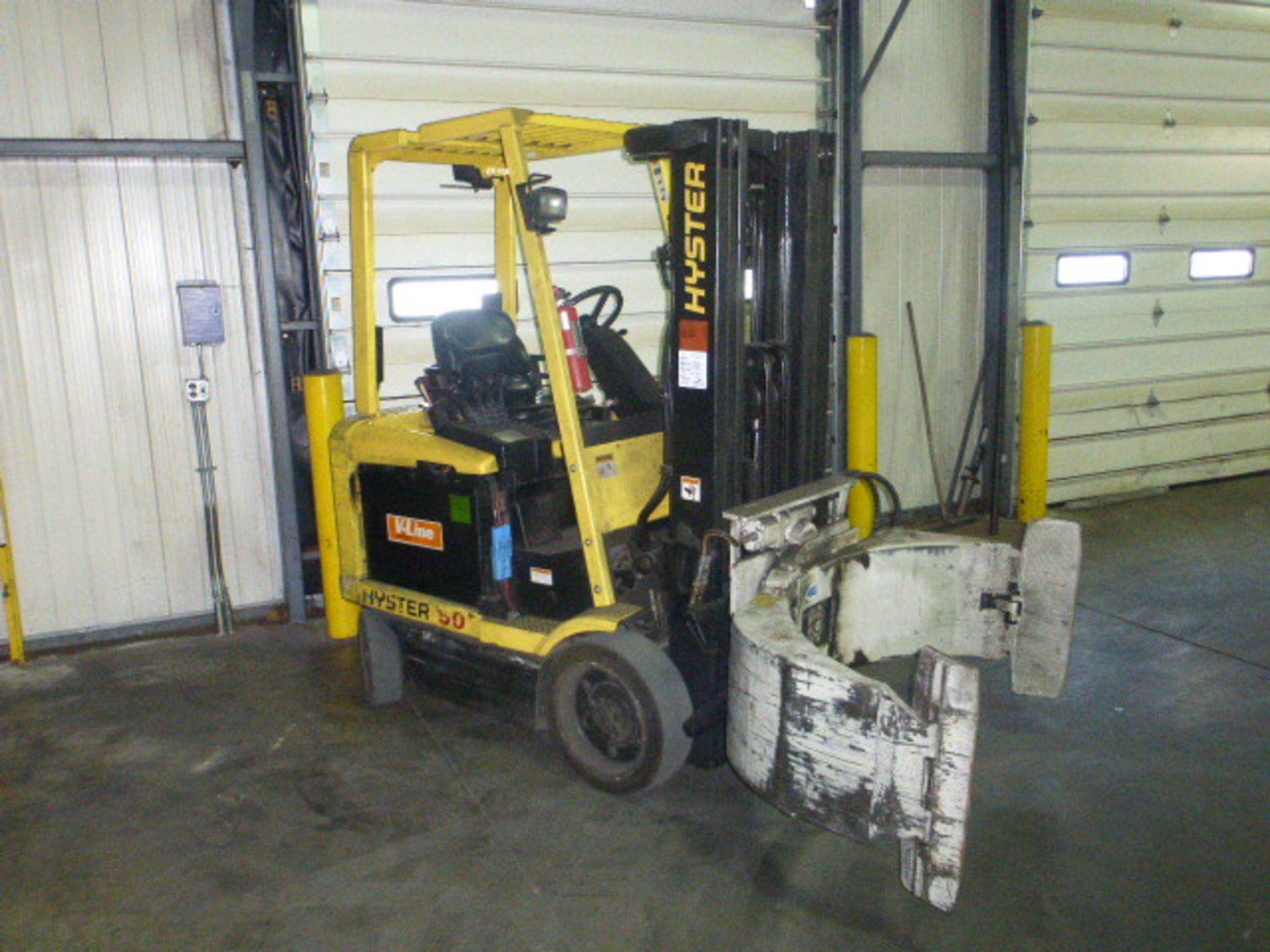 2008 HYSTER E50XM2 ELECTRIC 3 STAGE FORKLIFT W/CASCADE CLAMP & CHARGER - Image 3 of 6