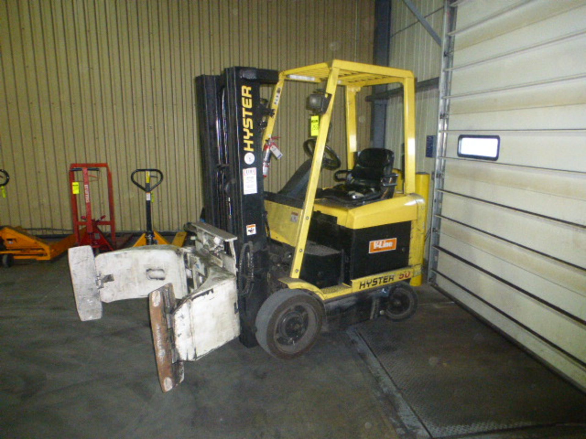 2008 HYSTER E50XM2 ELECTRIC 3 STAGE FORKLIFT W/CASCADE CLAMP & CHARGER