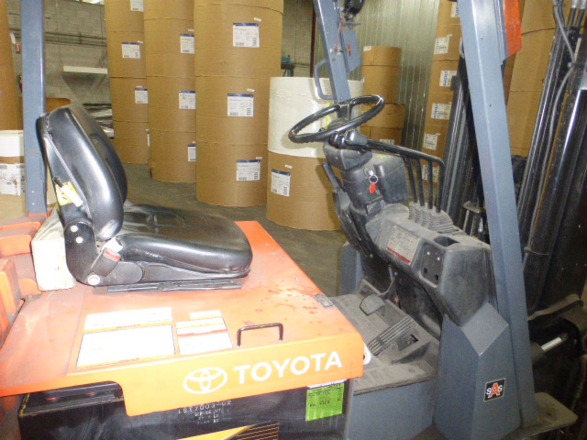 2008 TOYOTA 7FBCU25 3 STAGE ELECTRIC FORKLIFT W/CHARGER - Image 4 of 5