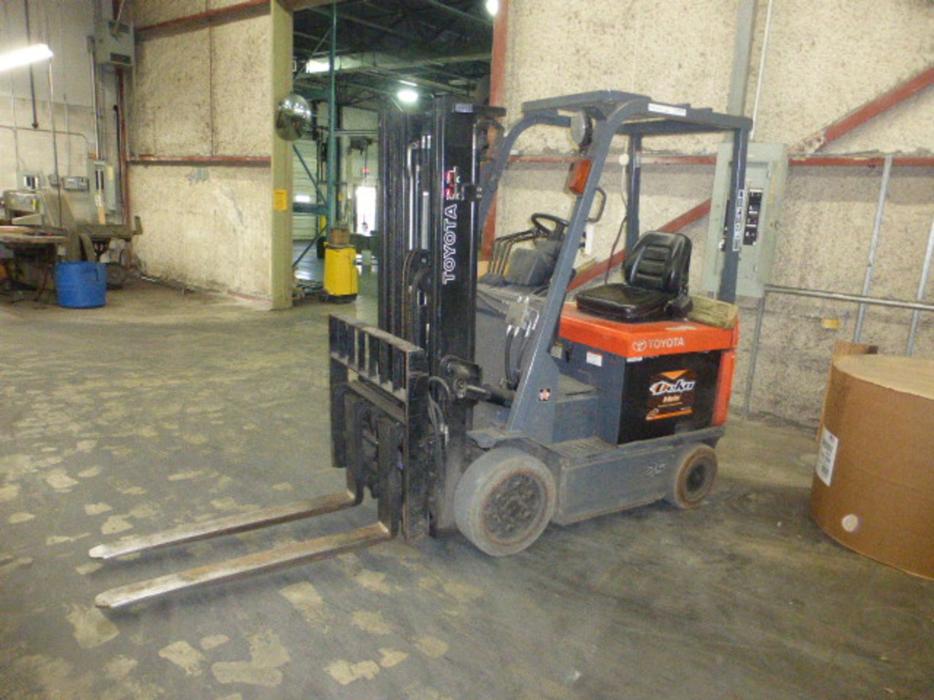 2008 TOYOTA 7FBCU25 3 STAGE ELECTRIC FORKLIFT W/CHARGER