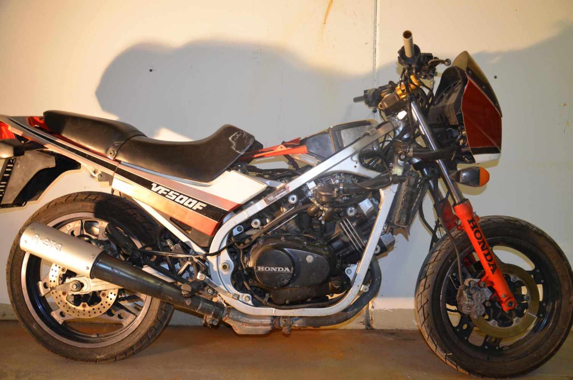 HONDA VF500FFIN: PC12-2100312, österreichische Papiere,rot/weiss, mit Schlüssel, zerlegt, Tank