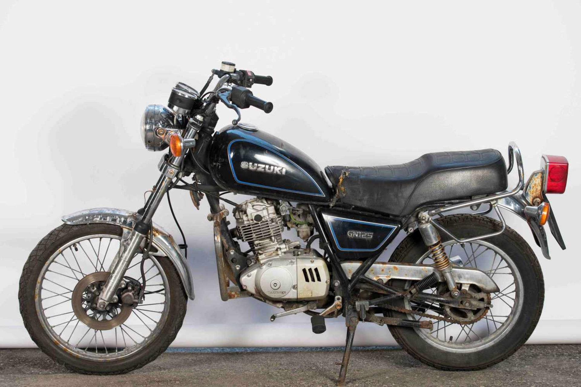 SUZUKI GN125 FIN: 245331, ohne Papiere, schwarz, ohne Schlüssel, nicht fahrbereitSUZUKI GN125 FIN: