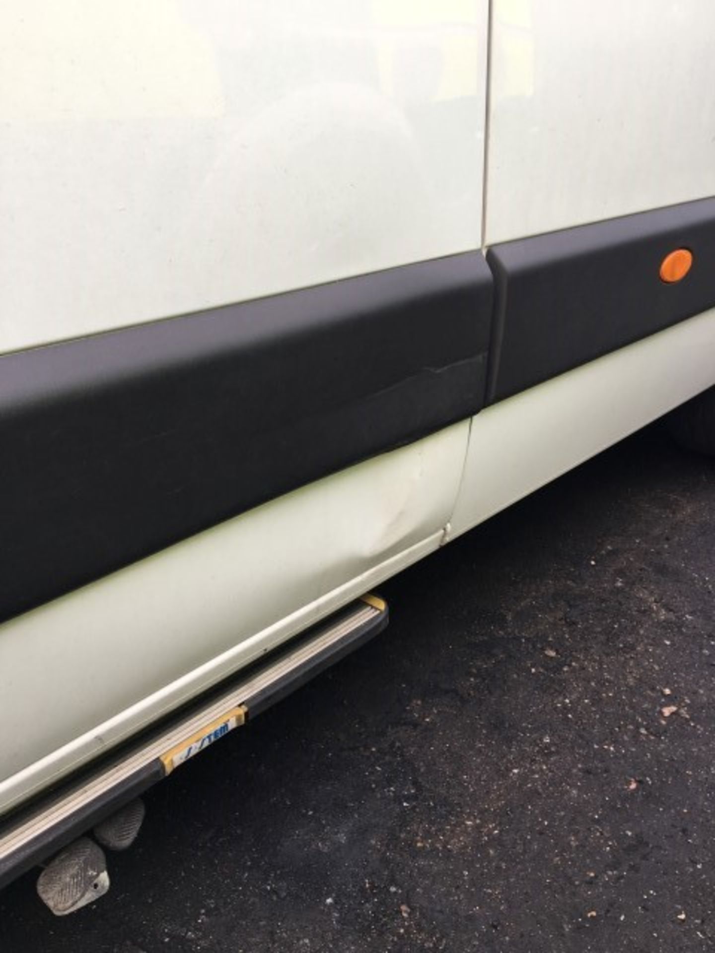 Renault Master LM35 130 dci with secure cell conversion (2017) - Image 8 of 8