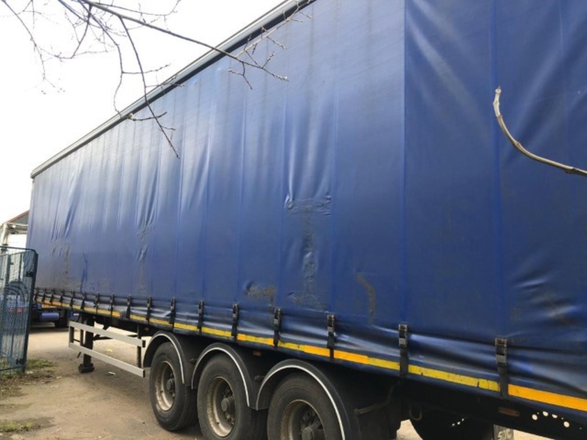 SDC 13.7m tri-axle curtainside trailer (2012) *Located in Wigan* - Image 2 of 7