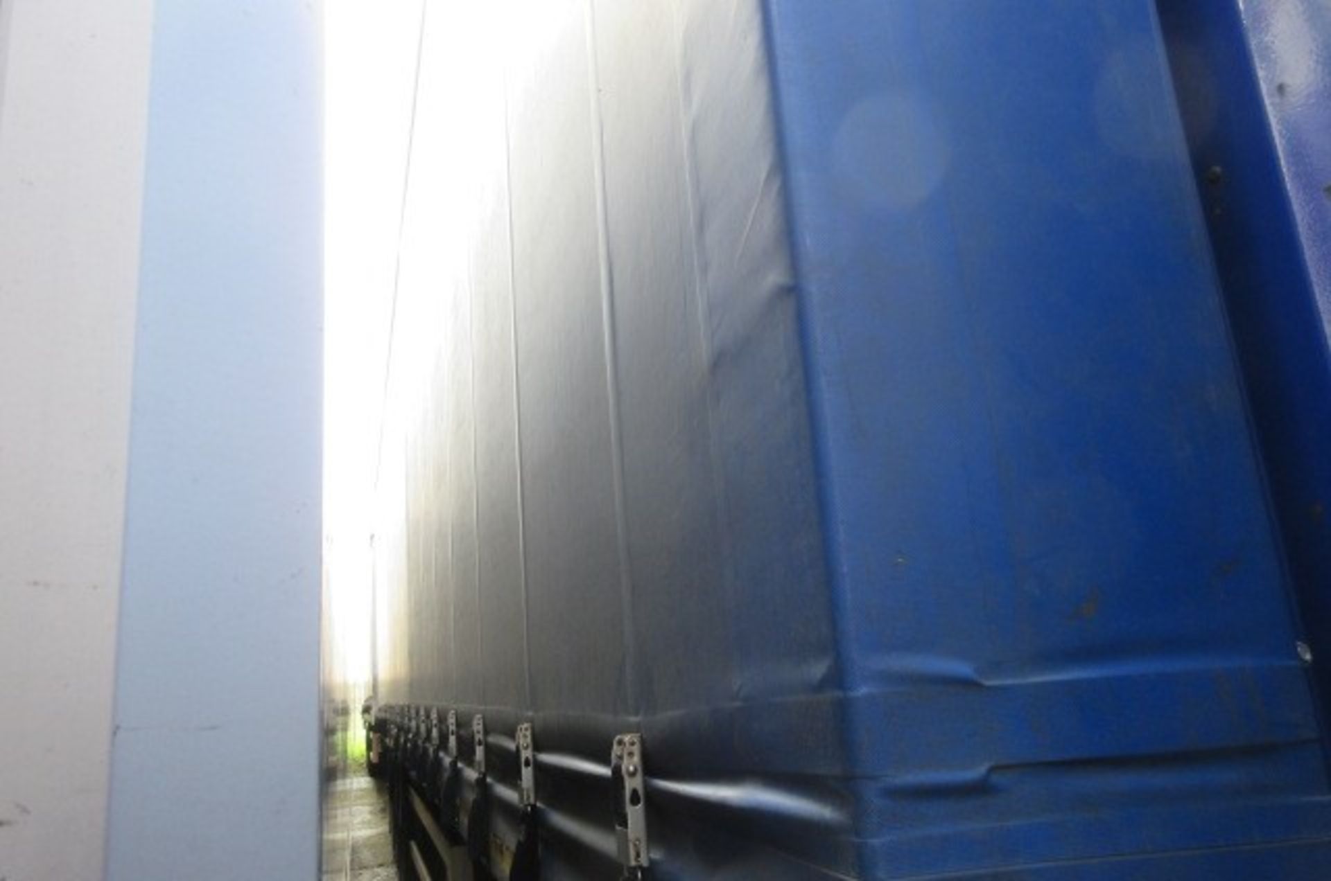 SDC 13.7m tri-axle curtainside trailer (2012) - Image 4 of 9