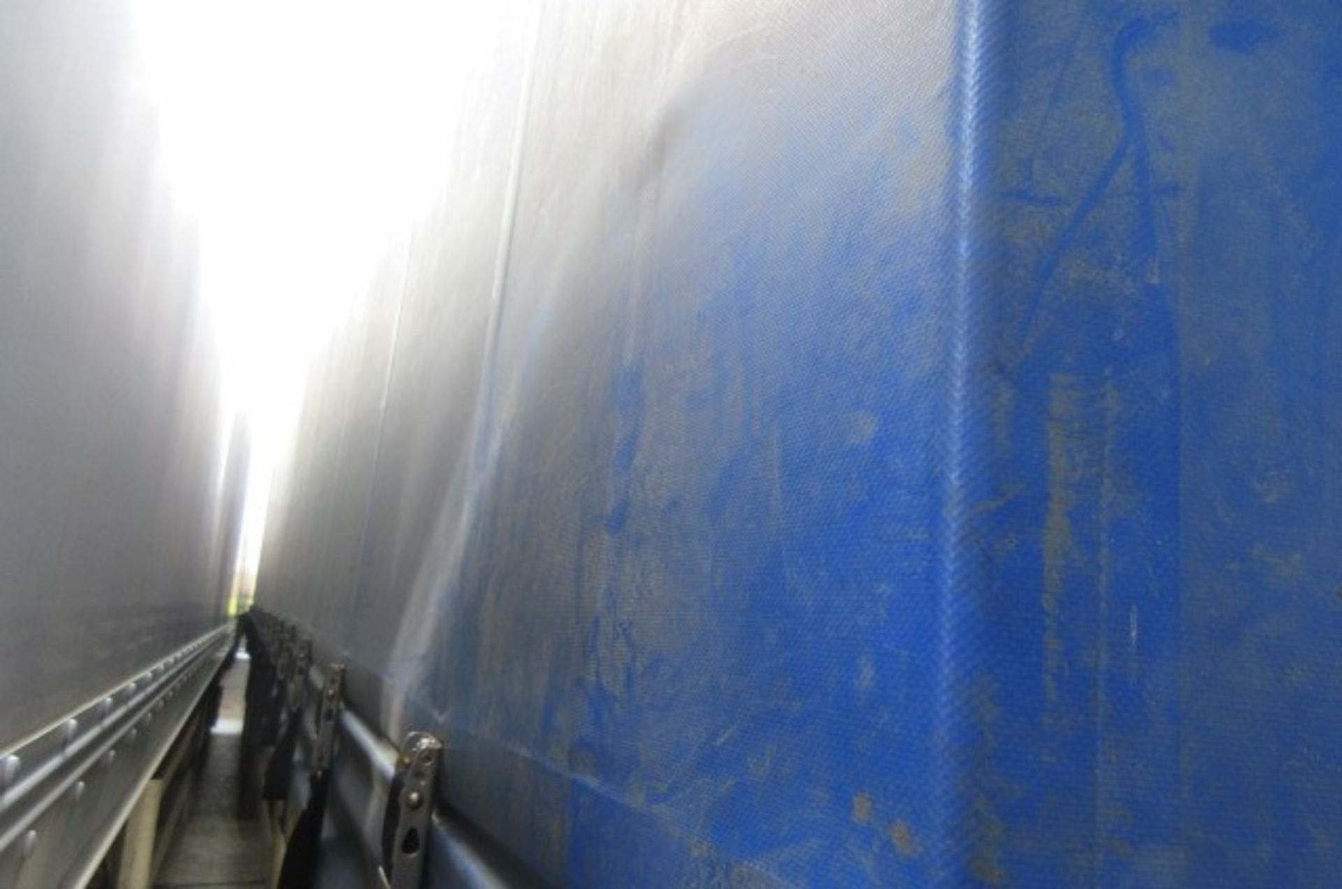 SDC 13.7m tri-axle curtainside trailer (2012) - Image 4 of 19