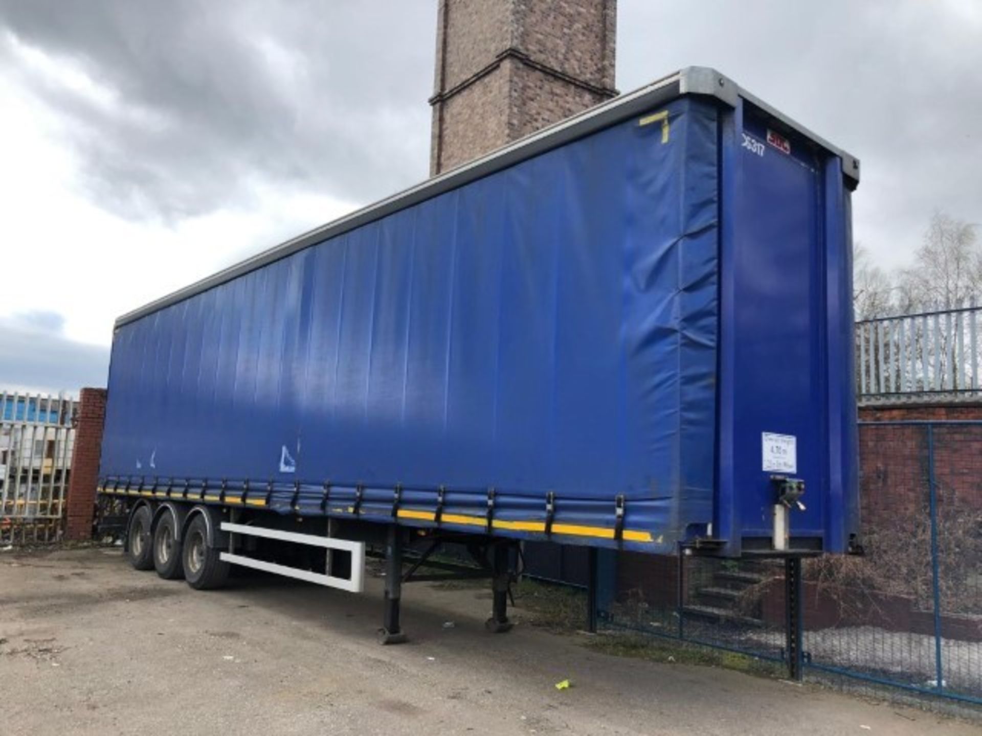 SDC 13.7m tri-axle curtainside trailer (2012) *Located in Wigan*