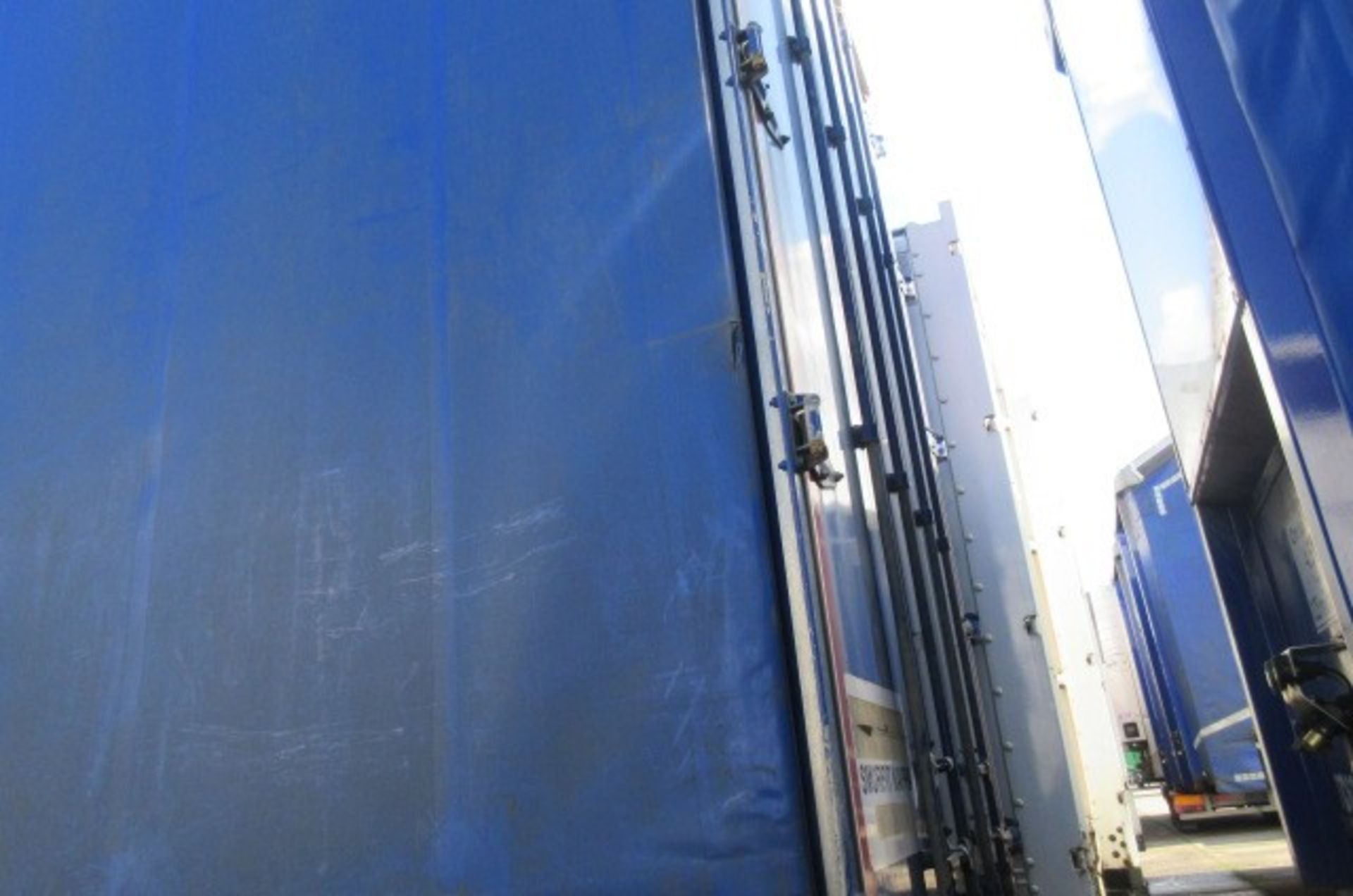 SDC 13.7m tri-axle curtainside trailer (2012) - Image 14 of 19