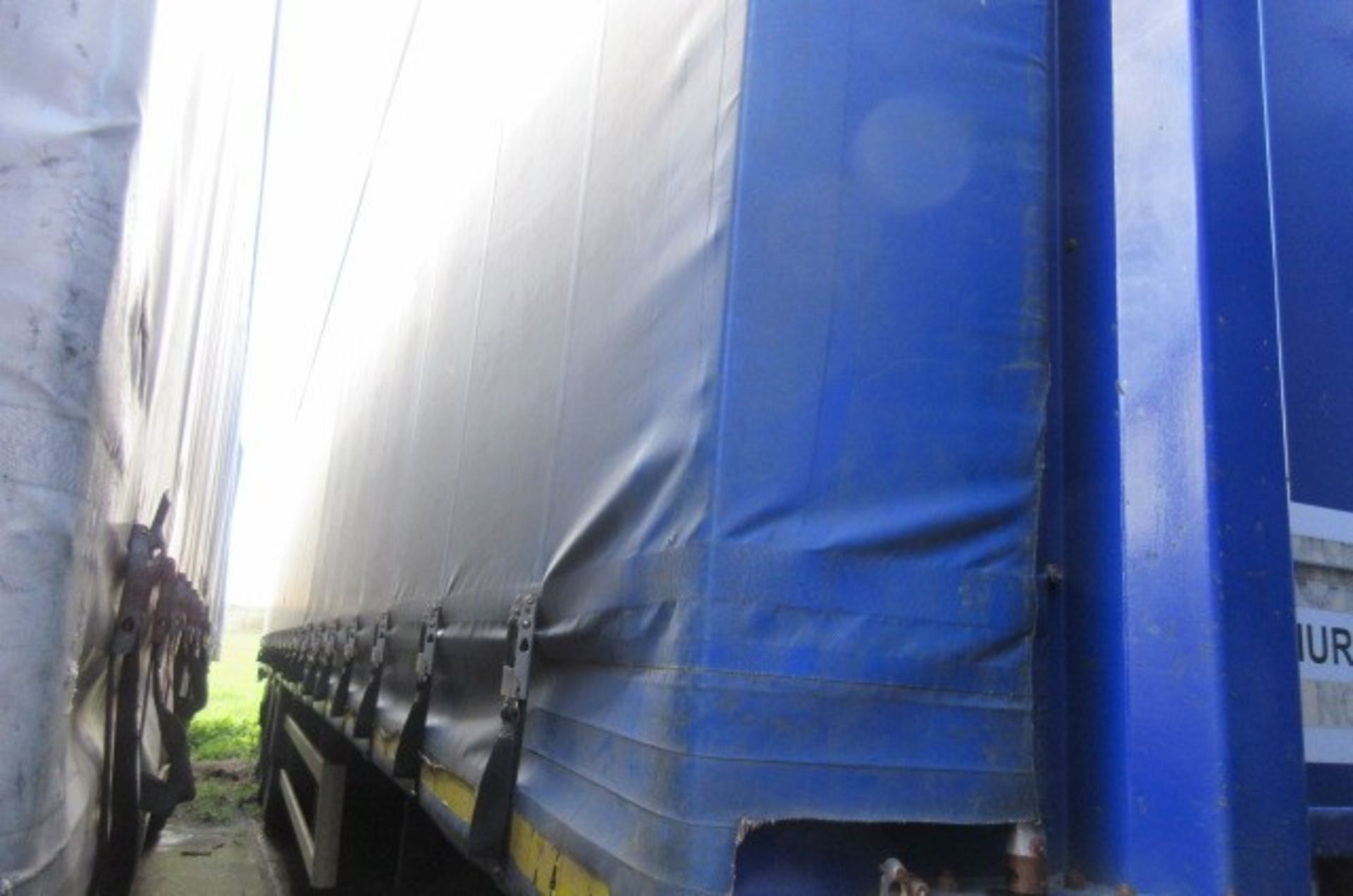 SDC 13.7m tri-axle curtainside trailer (2012) - Image 5 of 8