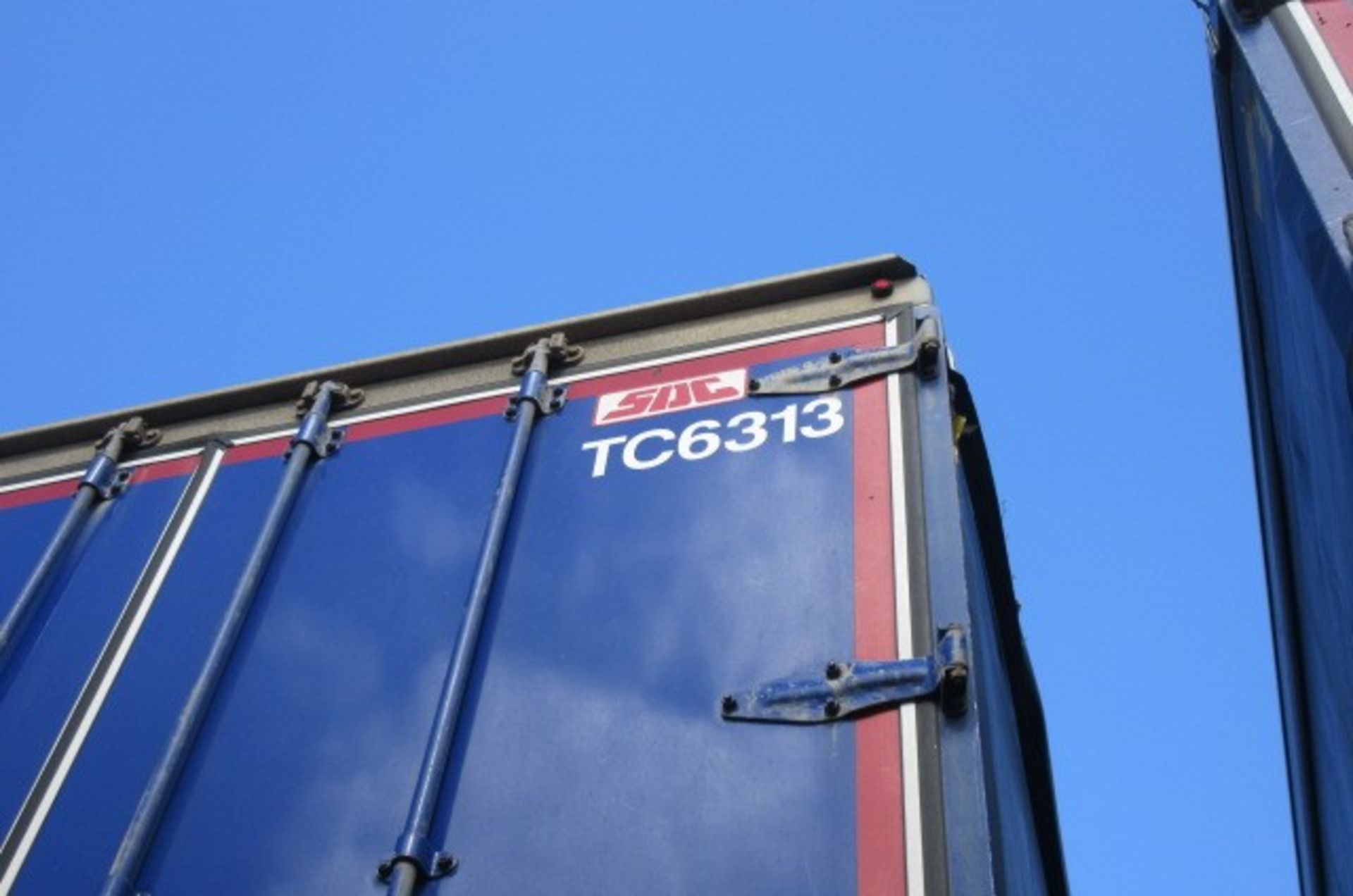 SDC 13.7m tri-axle curtainside trailer (2012) - Image 2 of 10