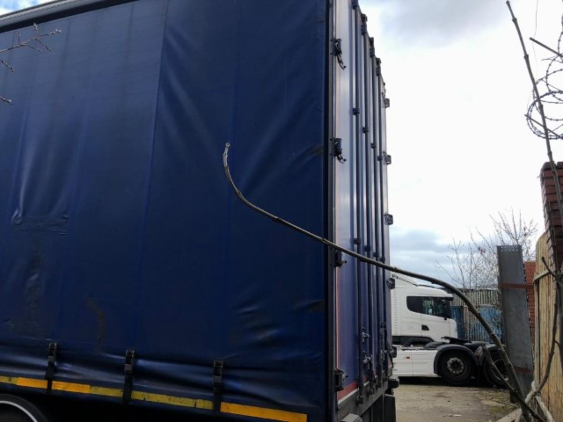 SDC 13.7m tri-axle curtainside trailer (2012) *Located in Wigan* - Image 4 of 7