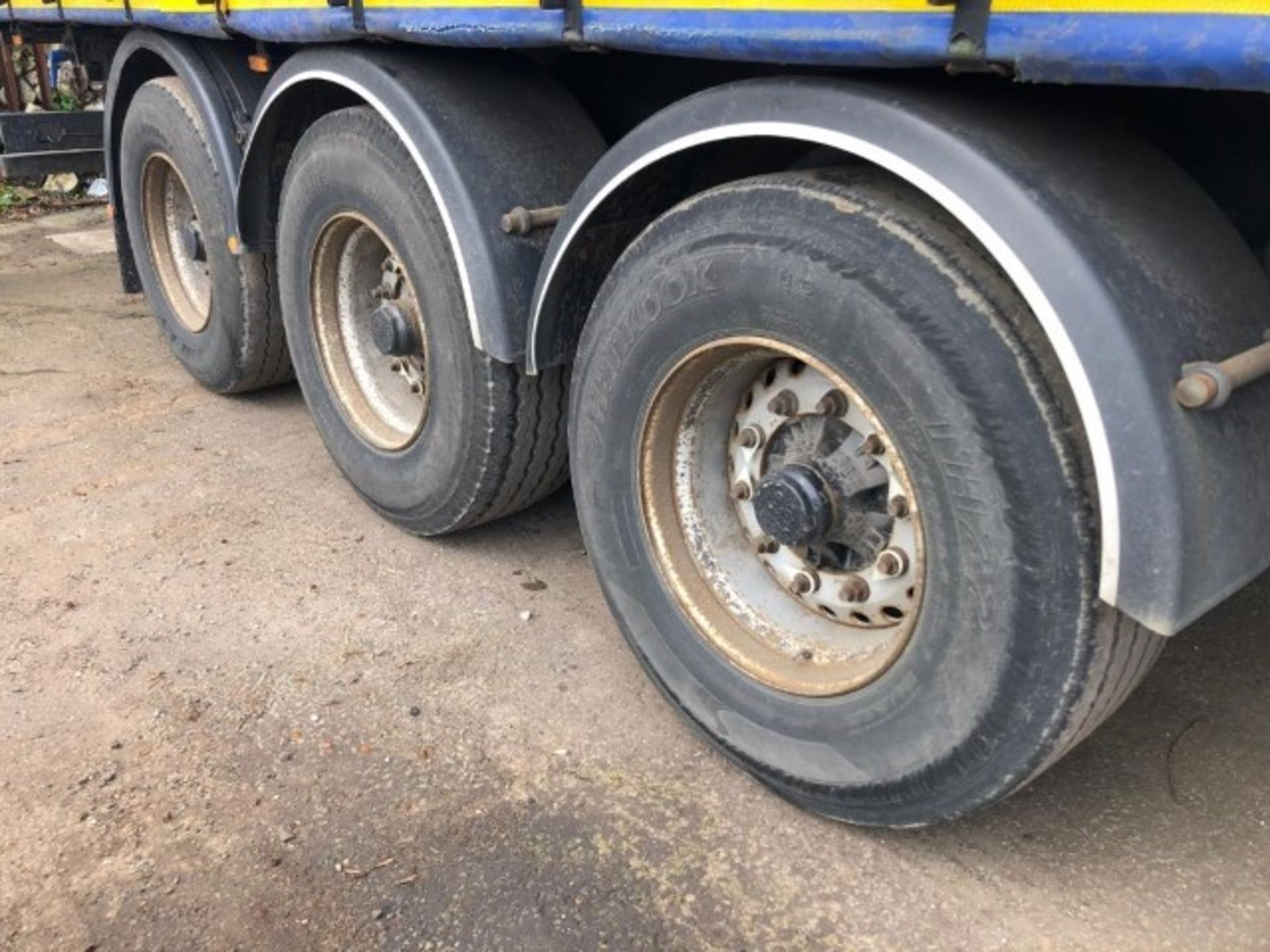 SDC 13.7m tri-axle curtainside trailer (2012) *Located in Wigan* - Image 7 of 7