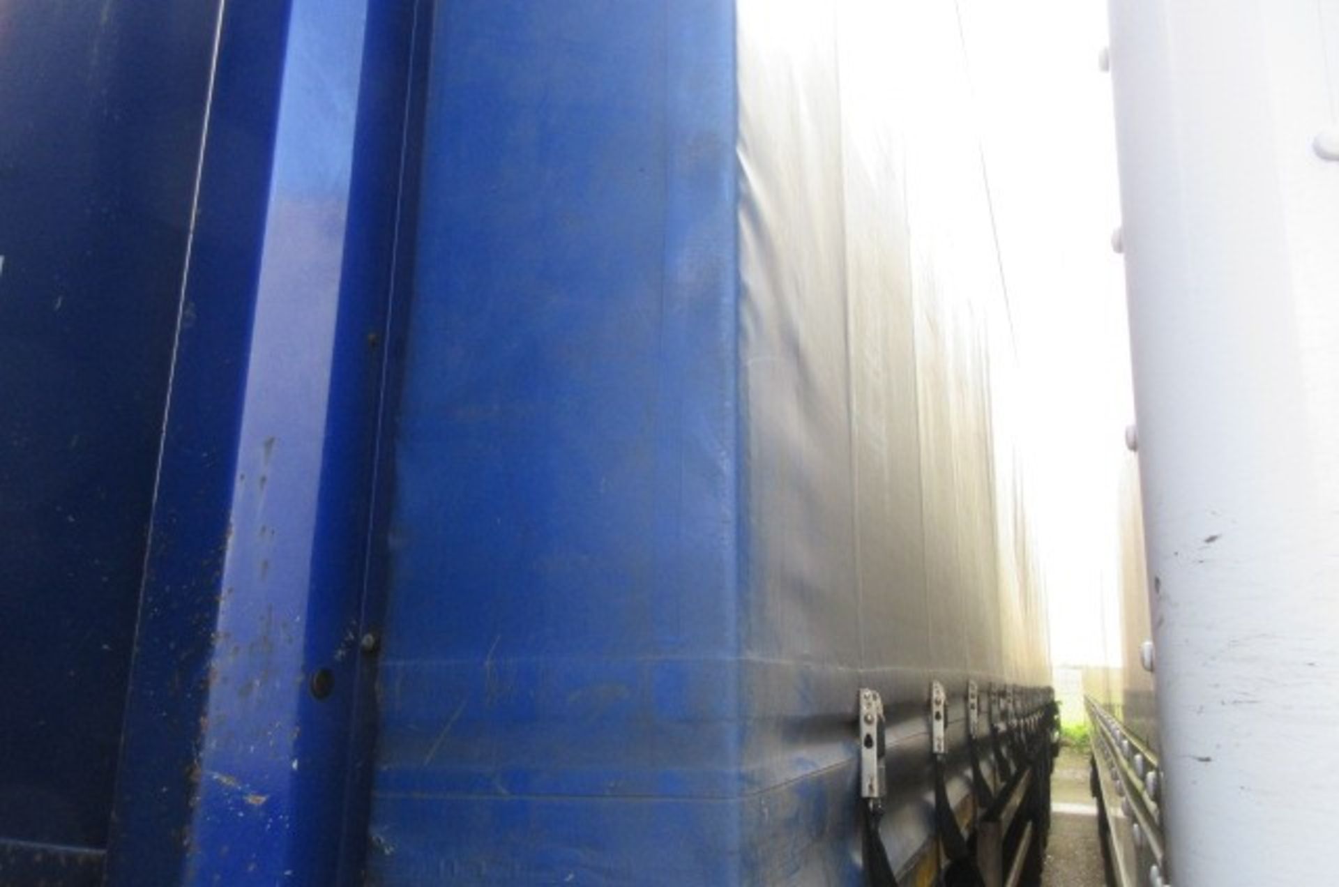 SDC 13.7m tri-axle curtainside trailer (2012) - Image 4 of 10