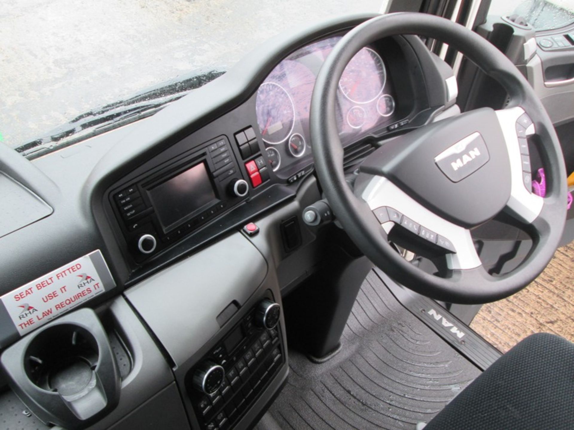 MAN TGX 26.480 6X2/2 BLS Euro 6 tractor unit (DF15 EOP) - Image 8 of 9