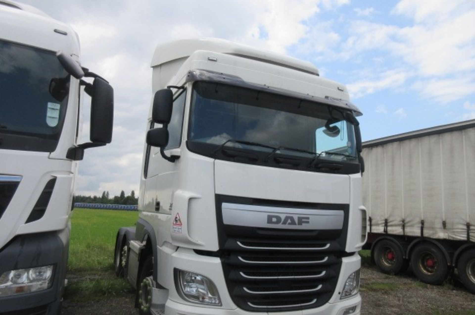 DAF XF 460 Euro 6 FTG 6x2 auto tractor unit (DK65 UFS) - Image 4 of 11