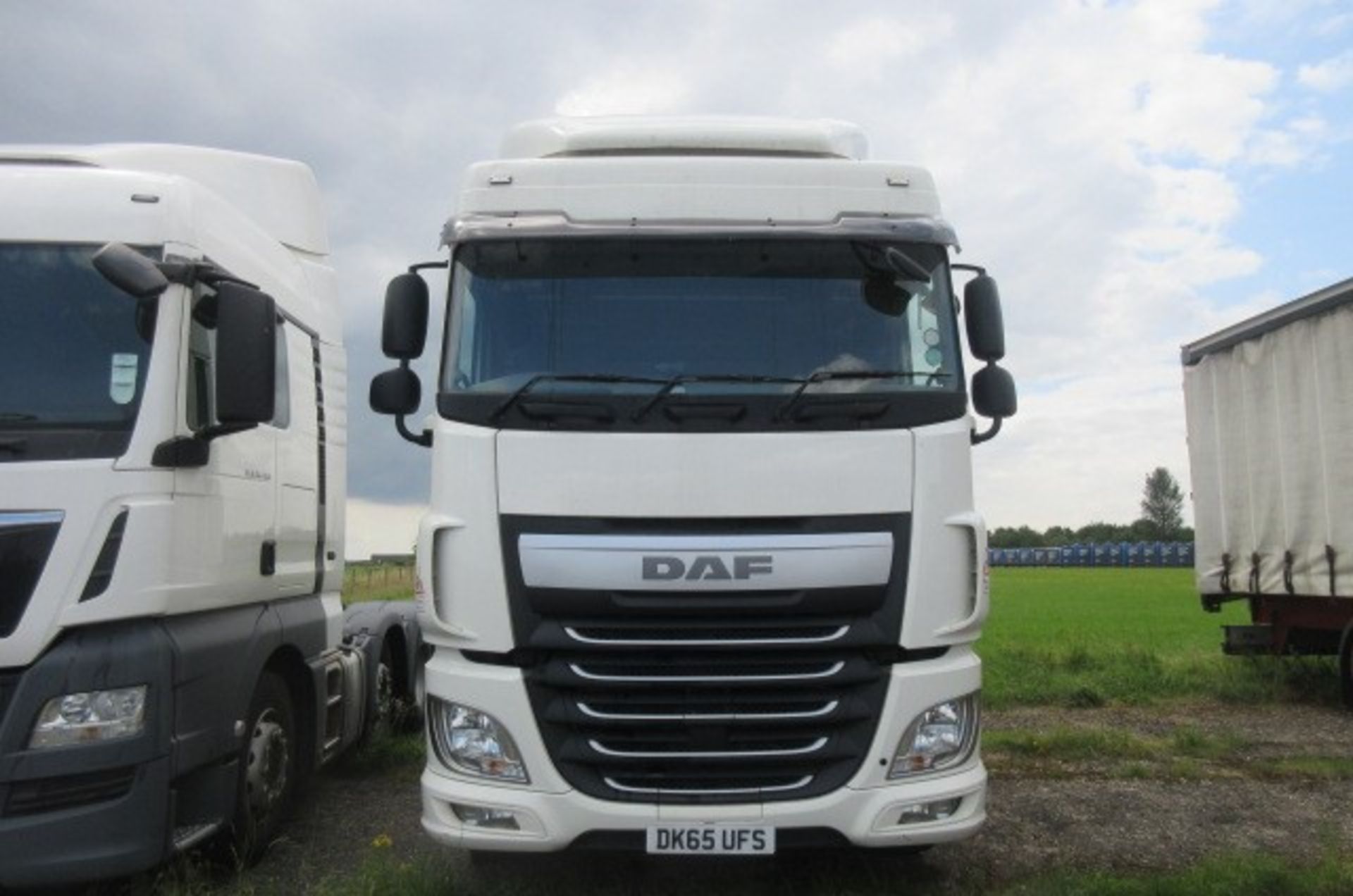 DAF XF 460 Euro 6 FTG 6x2 auto tractor unit (DK65 UFS) - Image 3 of 11