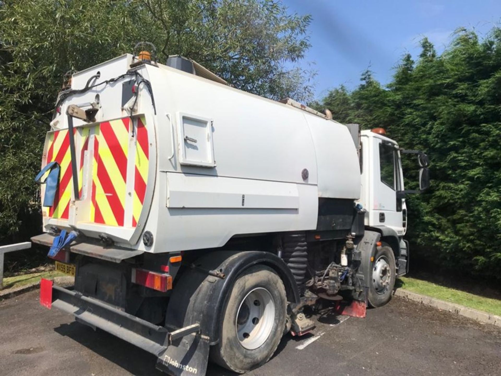 Johnston 650 dual sweep street sweeper (2009) - Image 5 of 9