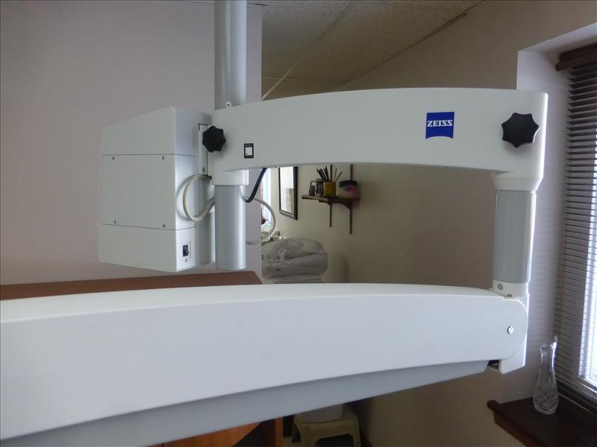 Carl Zeiss Opmi Pico microscope w/ ceiling mount. [Winner will be determined based on sum of bids on - Image 5 of 8