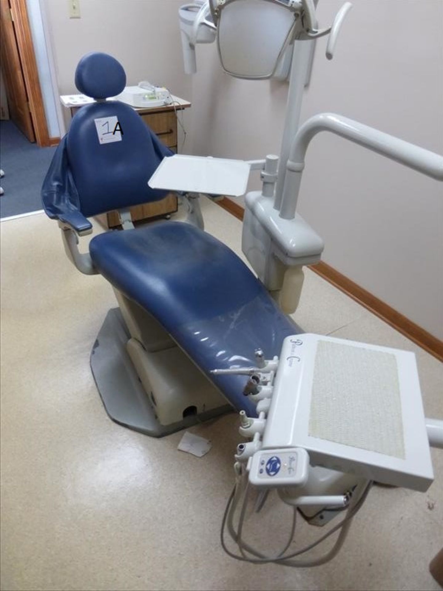 Pelton & Crane dental chair, model SP15 w/ delivery system, dental light and matching doctor and - Image 4 of 7