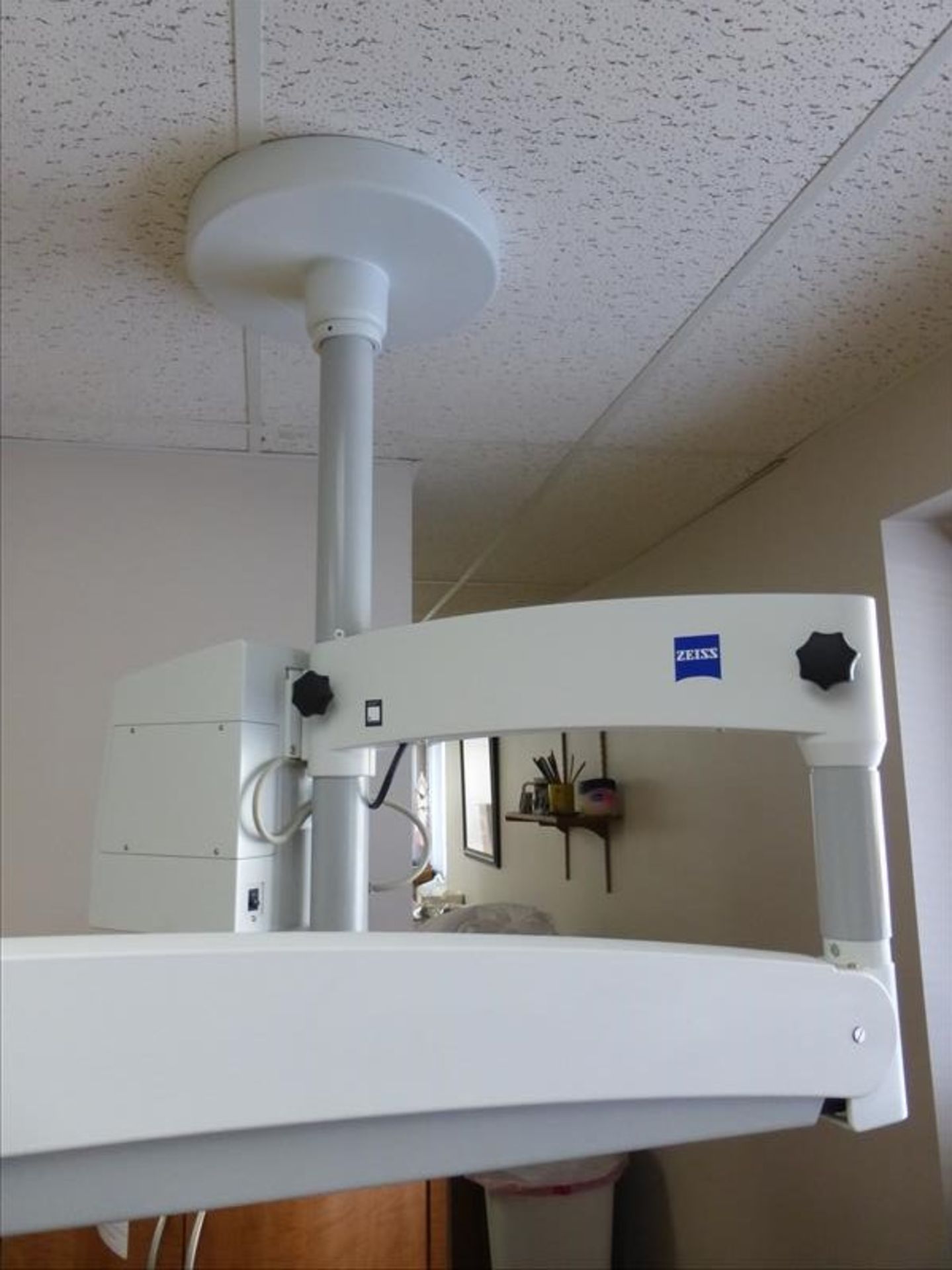 Carl Zeiss Opmi Pico microscope w/ ceiling mount. [Winner will be determined based on sum of bids on - Image 6 of 8