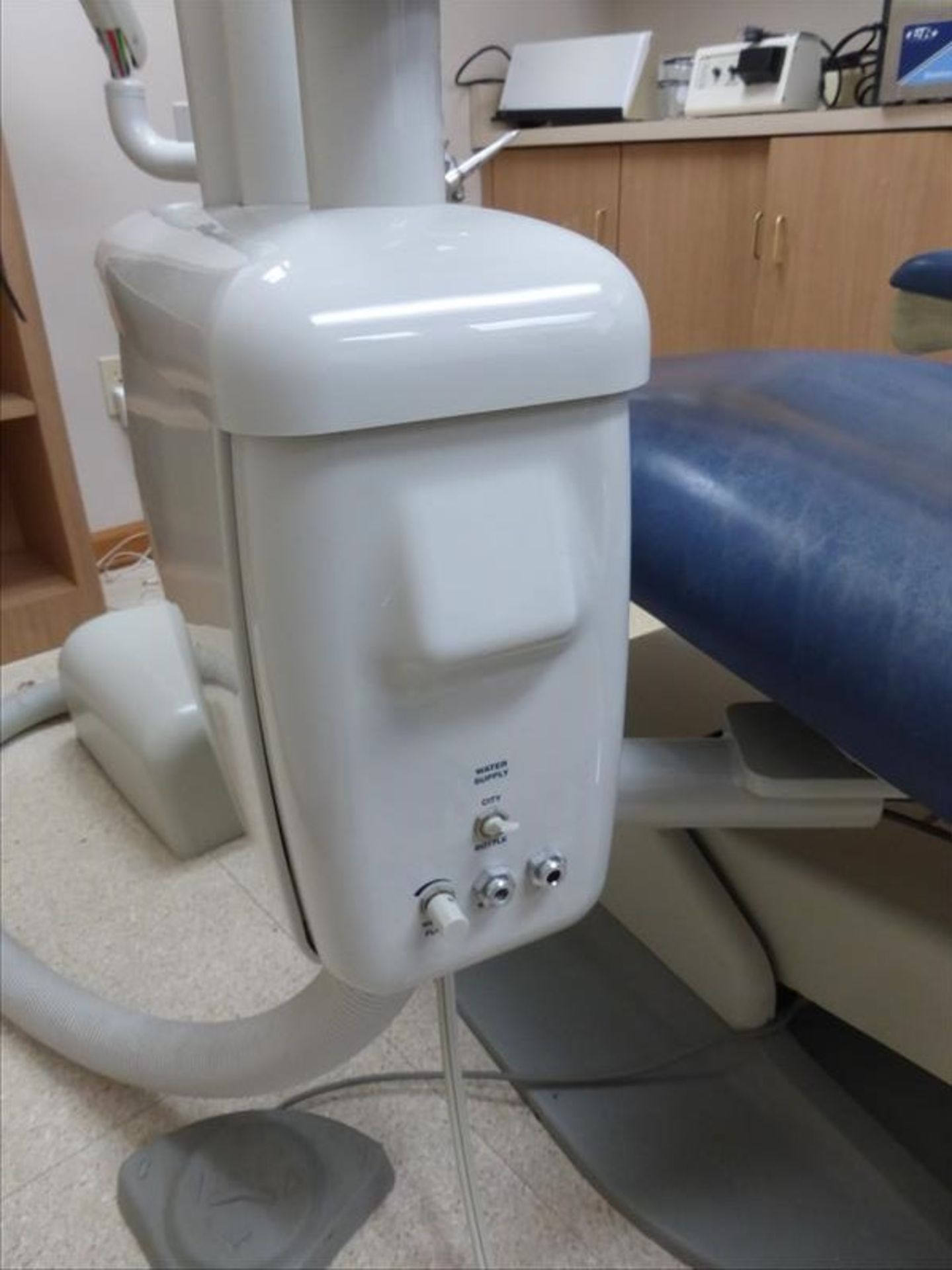 Pelton & Crane dental chair, model SP15 w/ delivery system, dental light and matching doctor and - Image 6 of 7