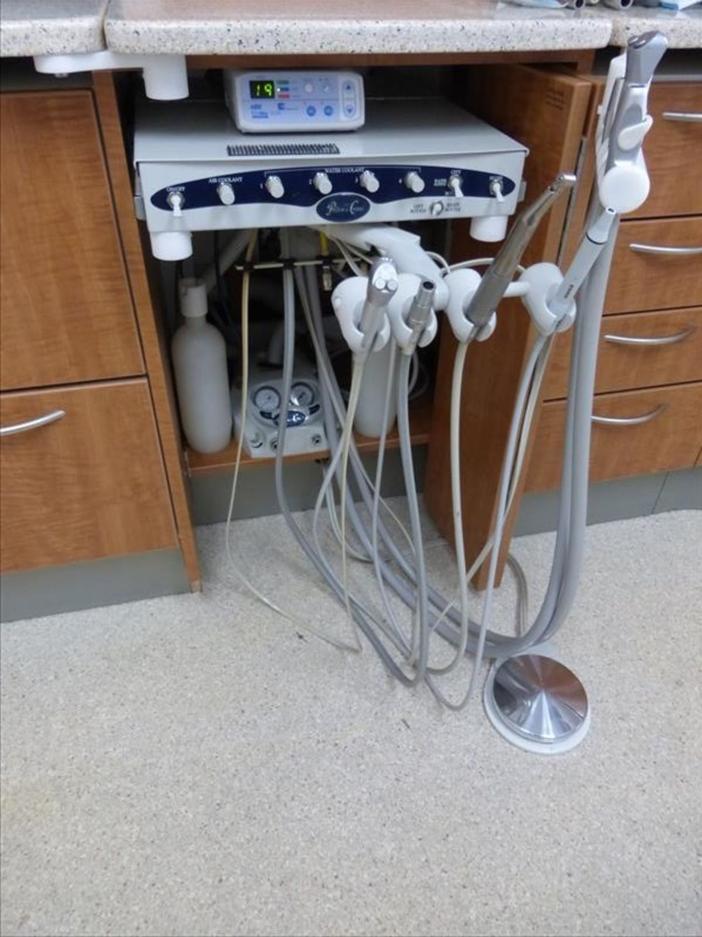 Pelton & Crane chair, model SP30 w/ delivery system, dental light, "The Executive" central console - Image 8 of 17