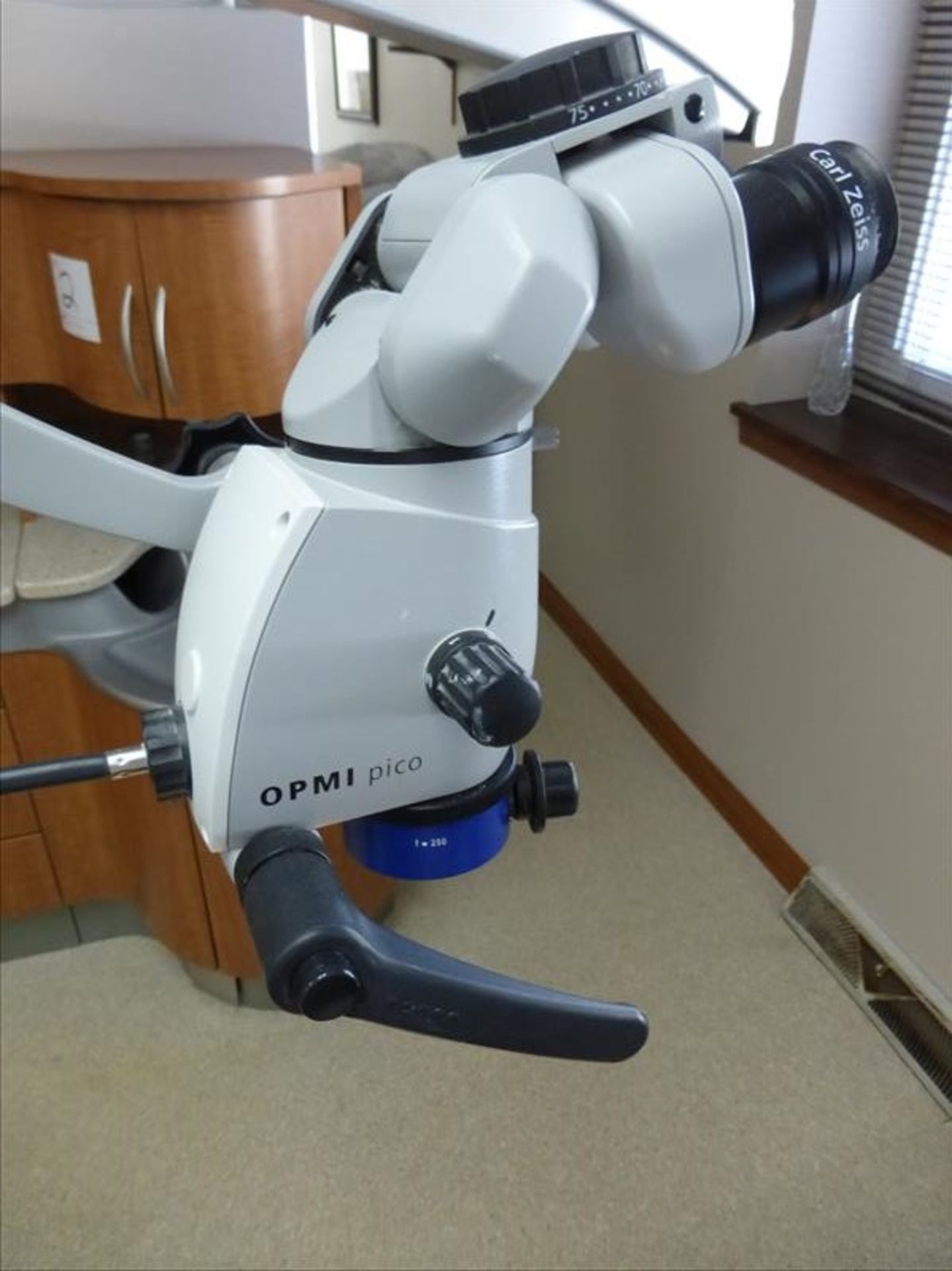 Carl Zeiss Opmi Pico microscope w/ ceiling mount. [Winner will be determined based on sum of bids on - Image 4 of 8