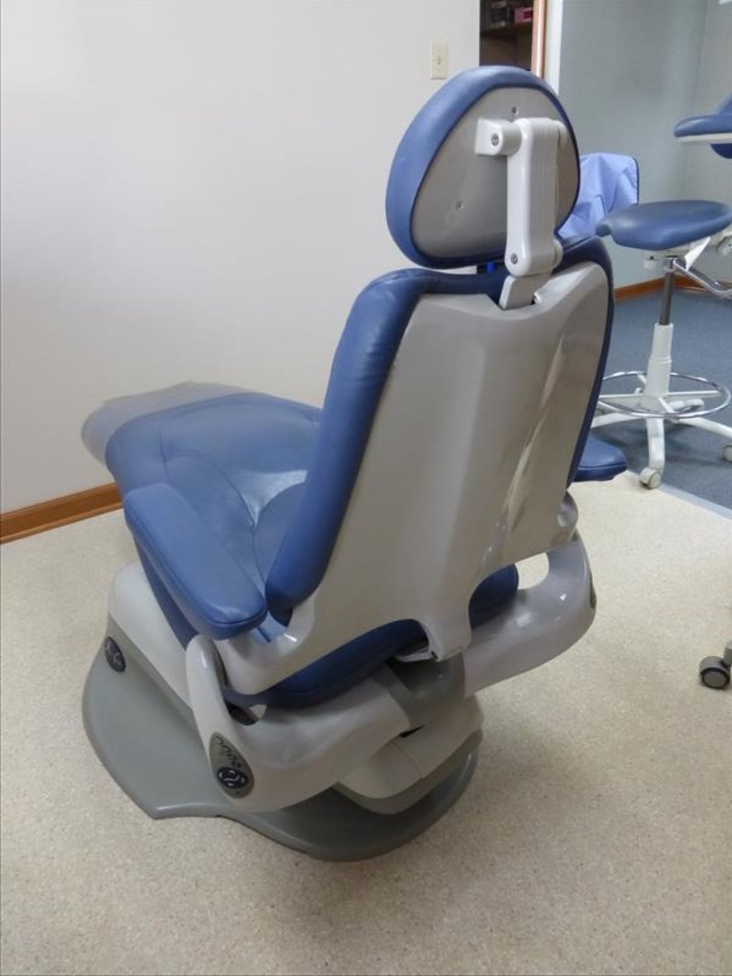 Pelton & Crane chair, model SP30 w/ delivery system, dental light, "The Executive" central console - Image 3 of 17