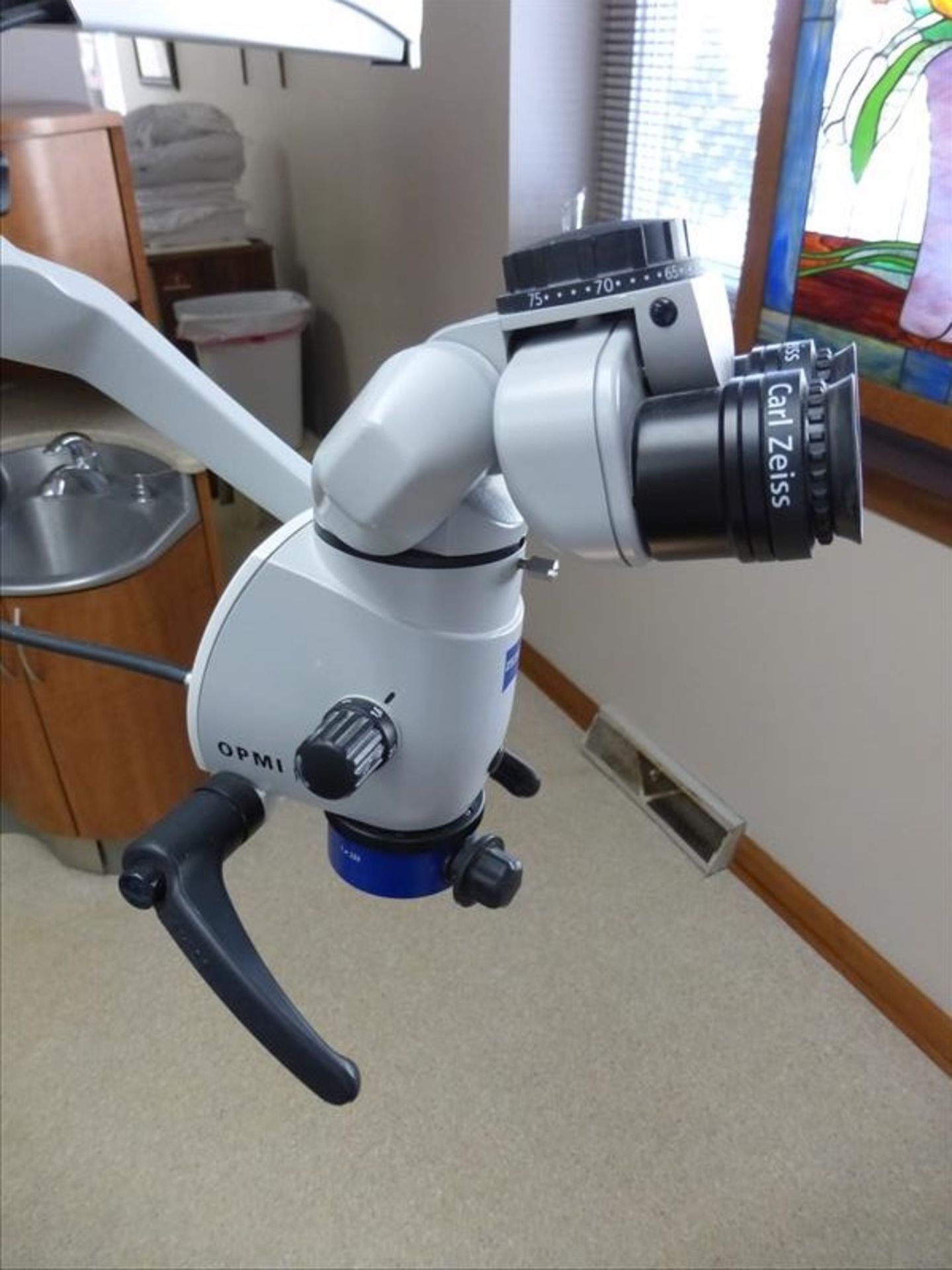 Carl Zeiss Opmi Pico microscope w/ ceiling mount. [Winner will be determined based on sum of bids on - Image 2 of 8