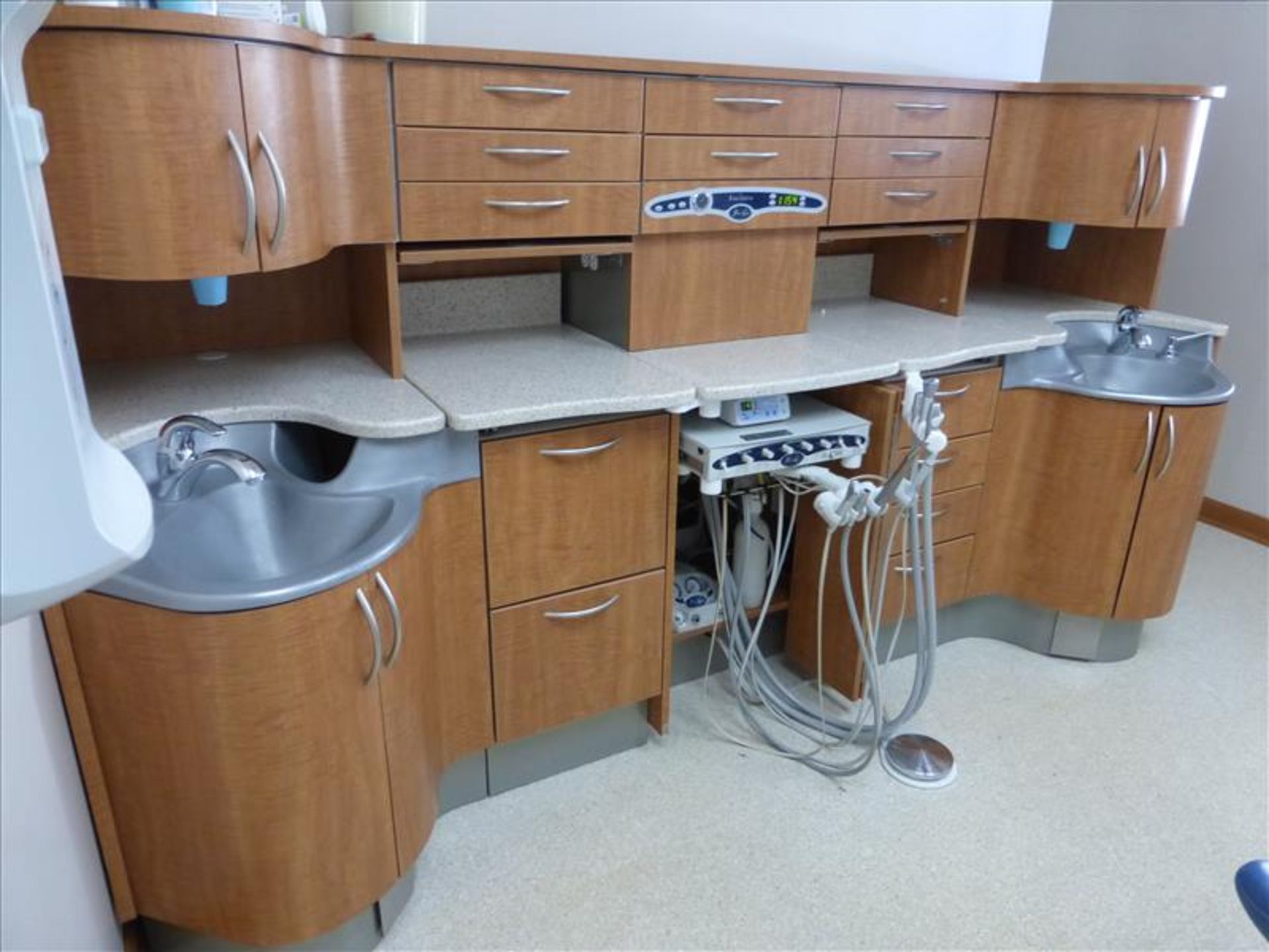 Pelton & Crane chair, model SP30 w/ delivery system, dental light, "The Executive" central console - Image 15 of 17