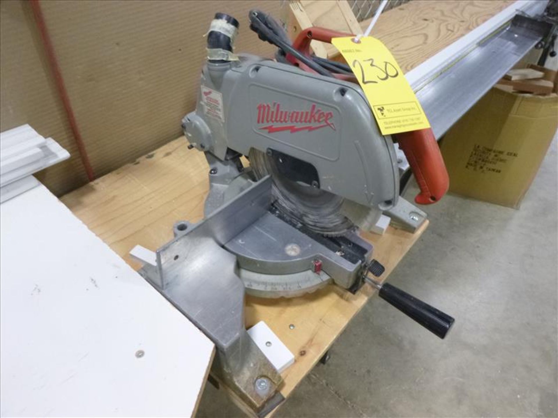 Milwaukee 10" mitre saw w/ length stop