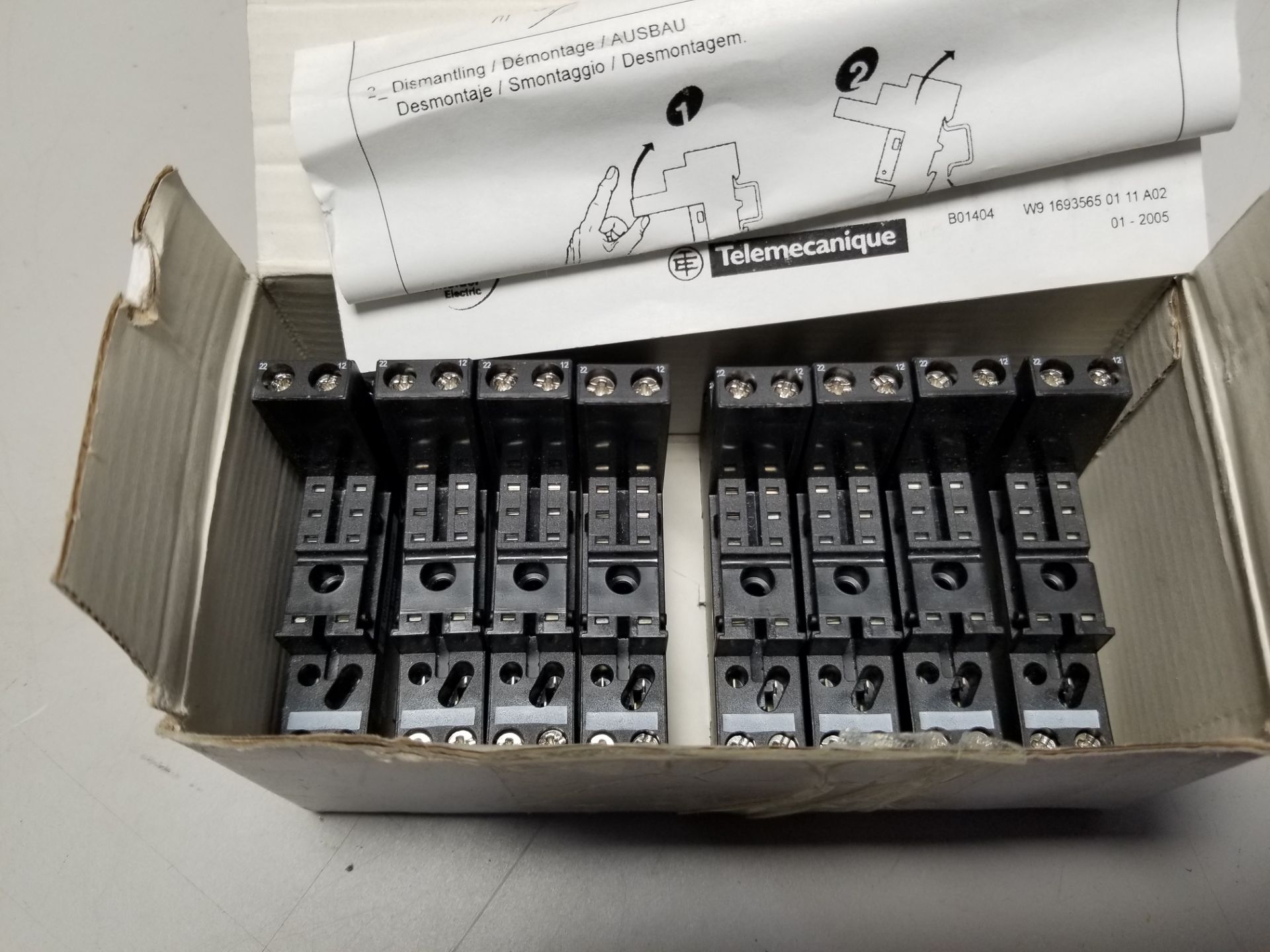 LOT OF NEW TELEMECANIQUE RELAY SOCKETS - Image 2 of 3