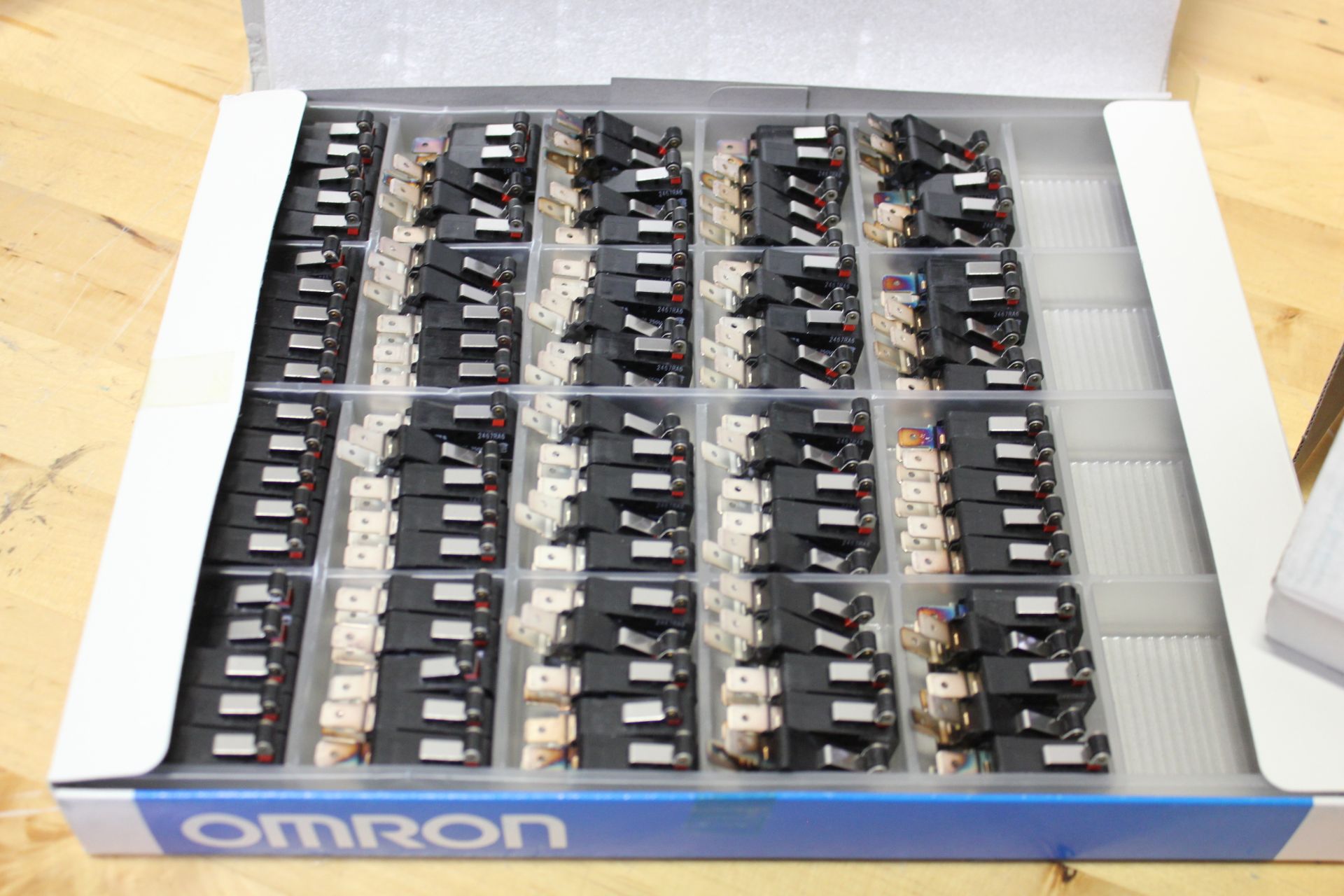 LOT OF 500 NEW OMRON BASIC SNAP ACTION LIMIT SWITCH - Image 3 of 4
