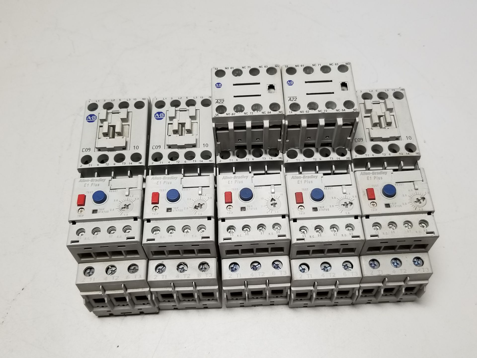 LOT OF ALLEN BRADLEY CONTACTORS WITH OVERLOAD RELAYS