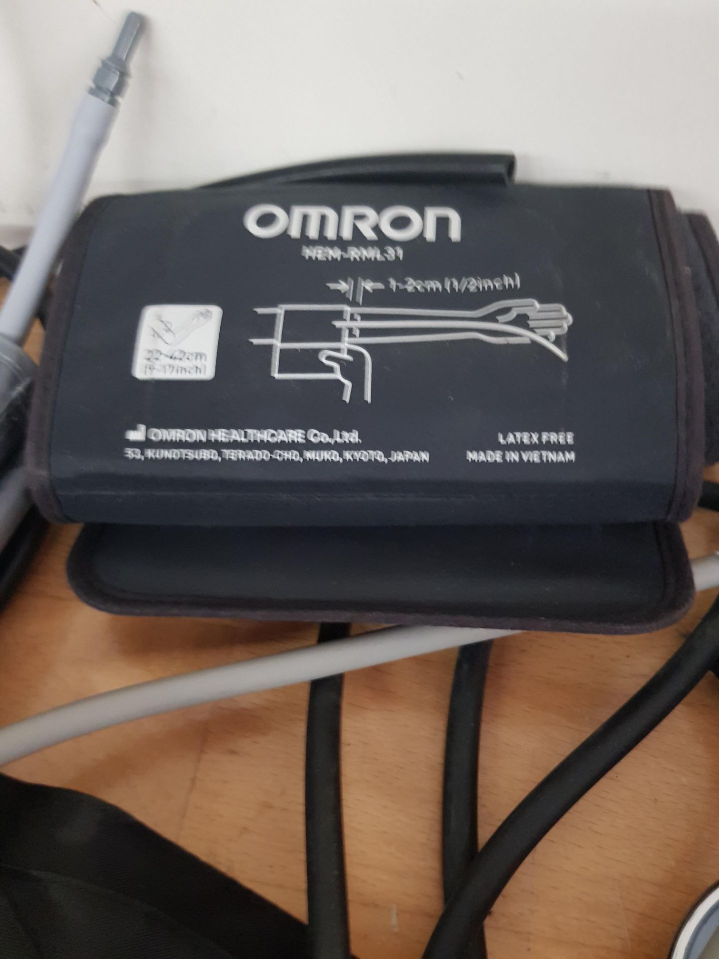 LOT OF VARIOUS SPHYGMOMANOMETERS AND CUFFS INCLUDING OMRON - Image 2 of 5