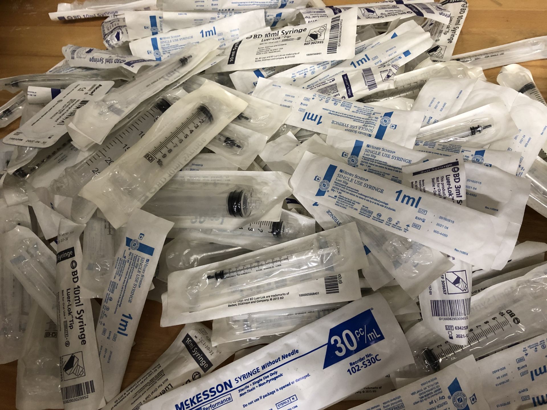 LOT OF 177 VARIOUS MEDICAL SYRINGES