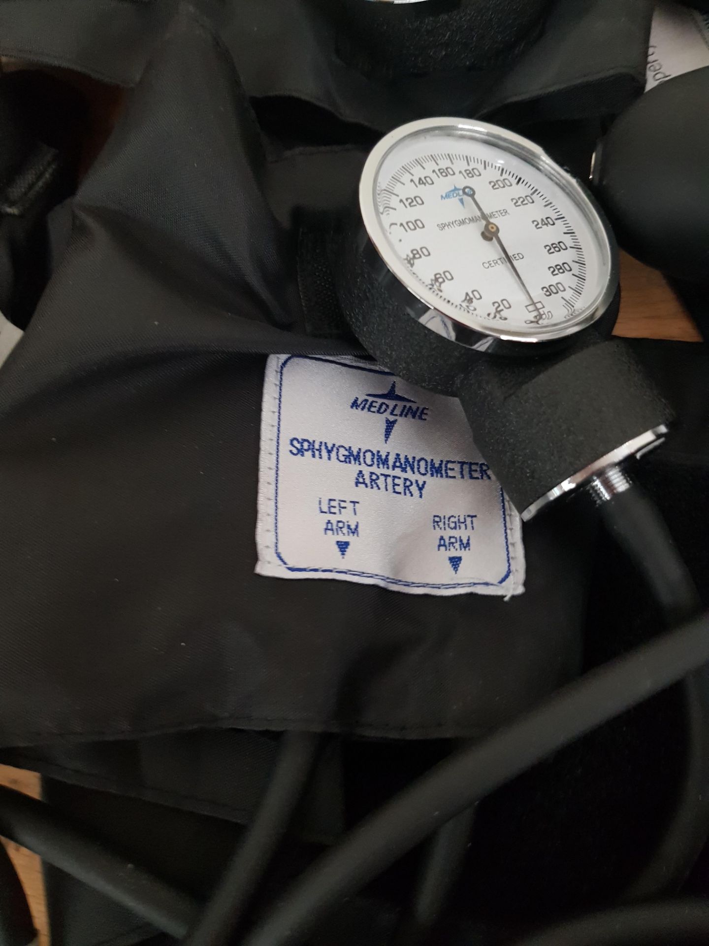 LOT OF VARIOUS SPHYGMOMANOMETERS AND CUFFS INCLUDING OMRON - Image 3 of 5