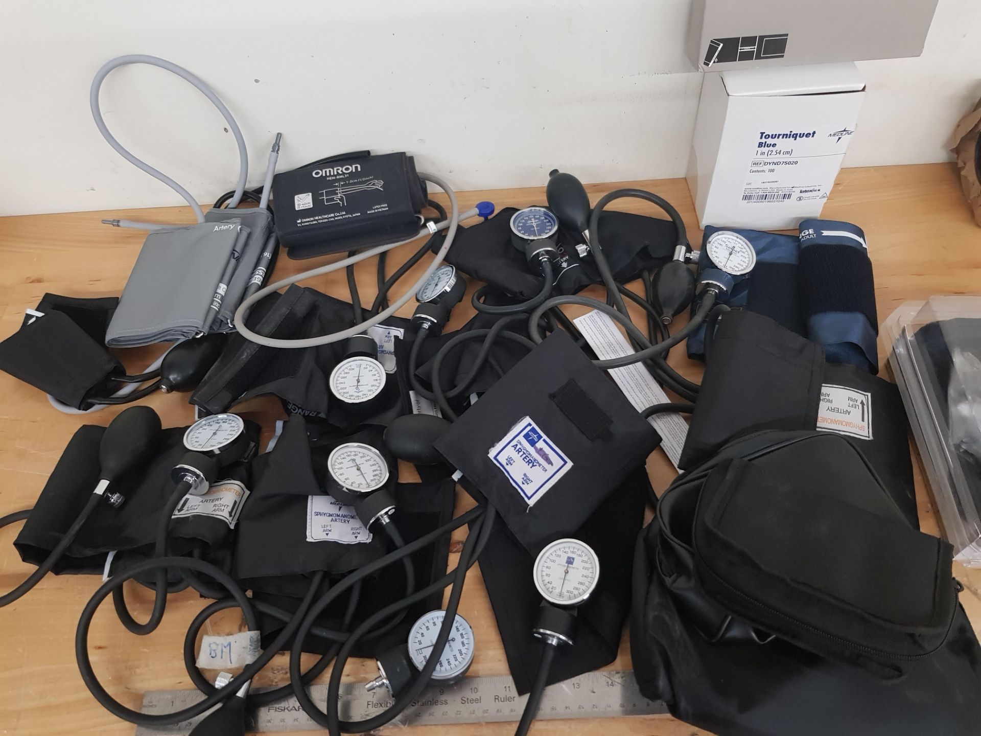 LOT OF VARIOUS SPHYGMOMANOMETERS AND CUFFS INCLUDING OMRON