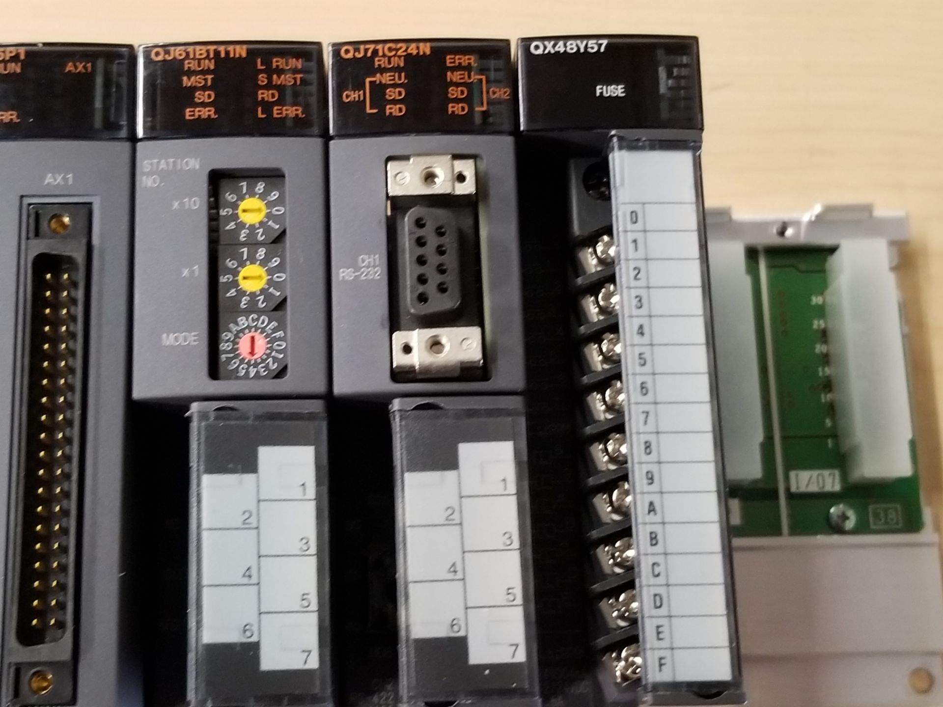 MITSUBISHI PLC RACK WITH MODULES - CPU,PS,I/O - Image 4 of 5