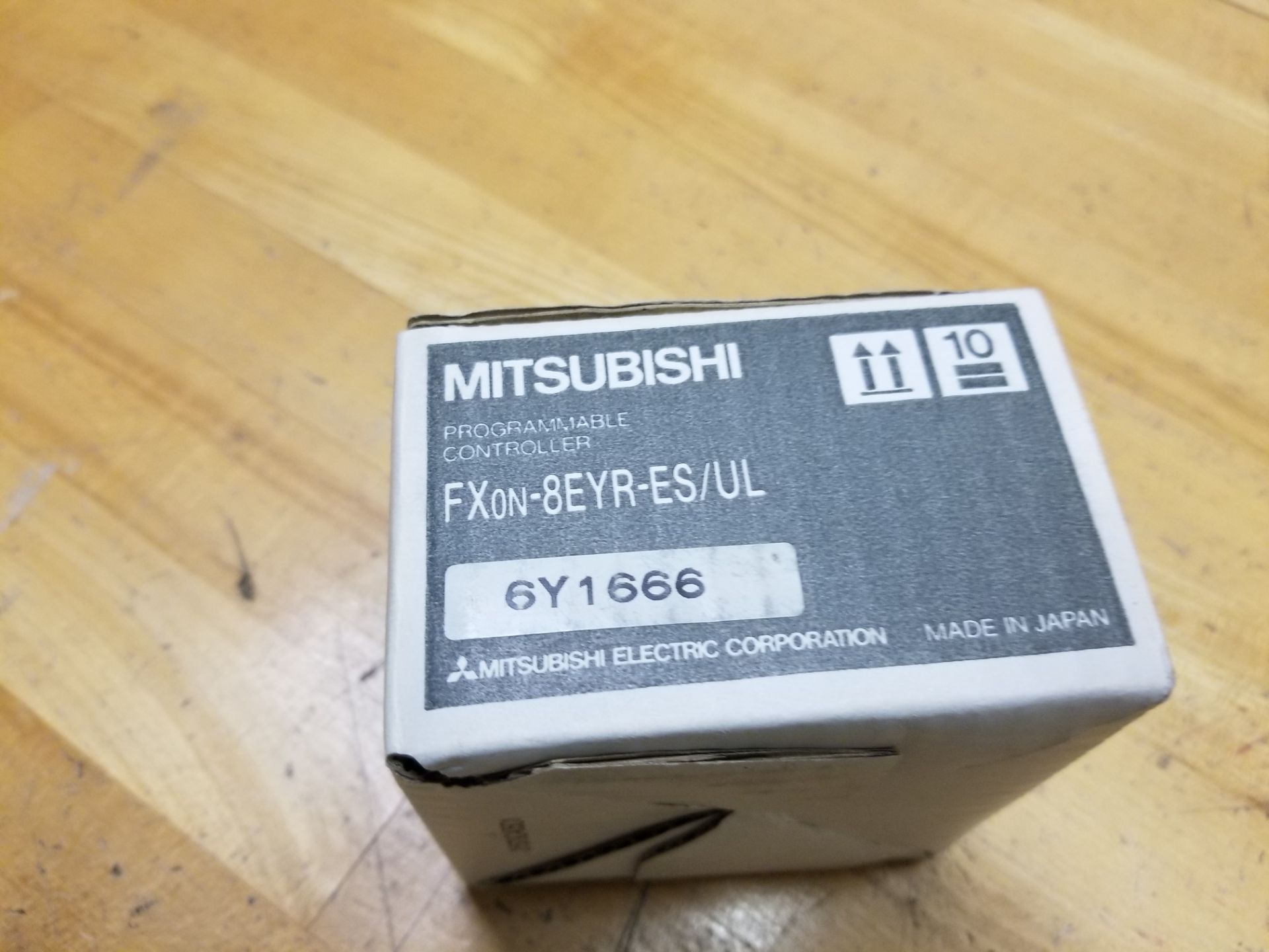 NEW MITSUBISHI MELSEC Fxon-8EYR-ES/UL PLC CONTROLLER MODULE - Image 2 of 3