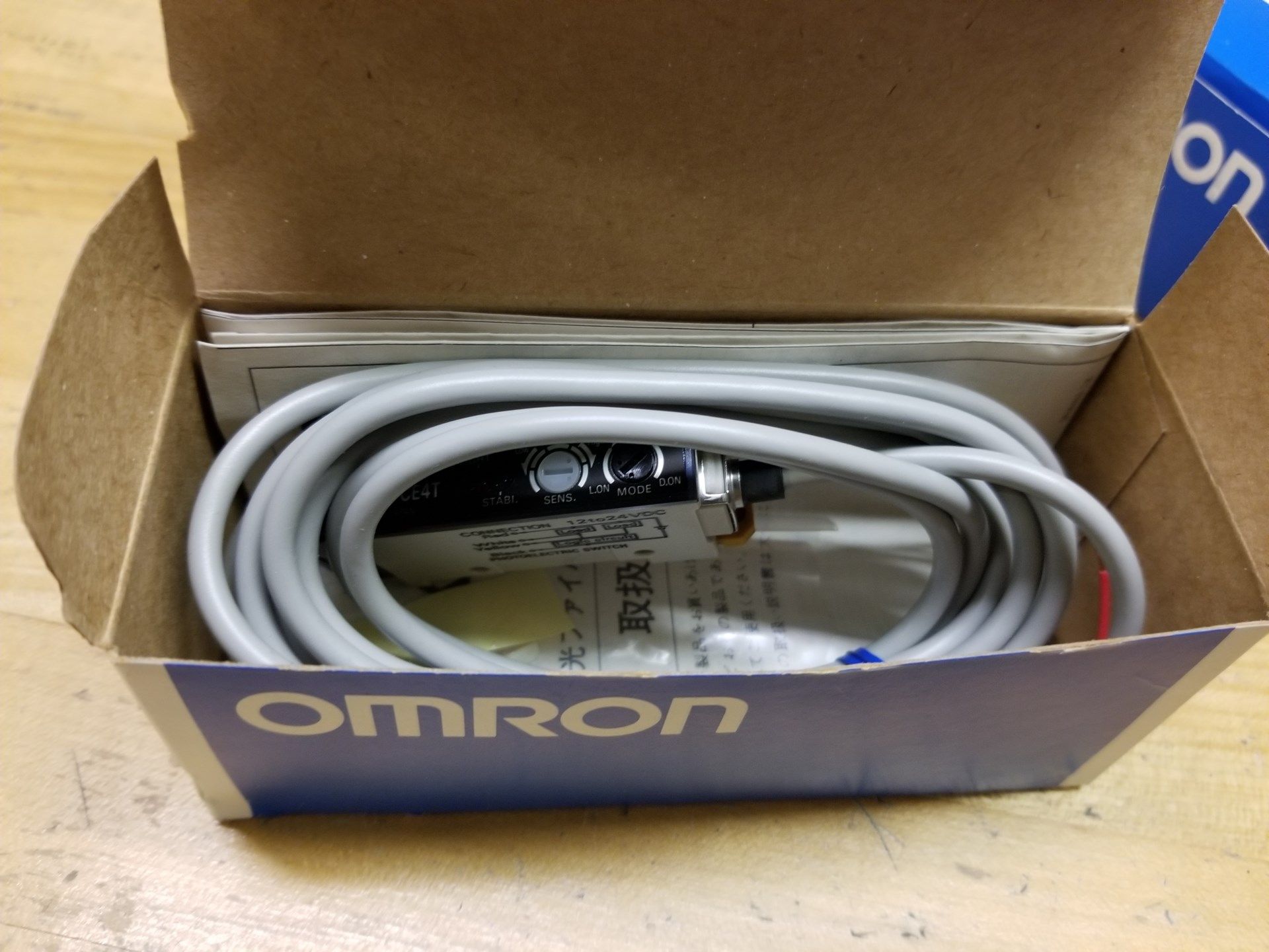 LOT OF 3 NEW OMRON E3XR-CE4T PHOTOELECTRIC SWITCHES/SENSORS - Image 2 of 2